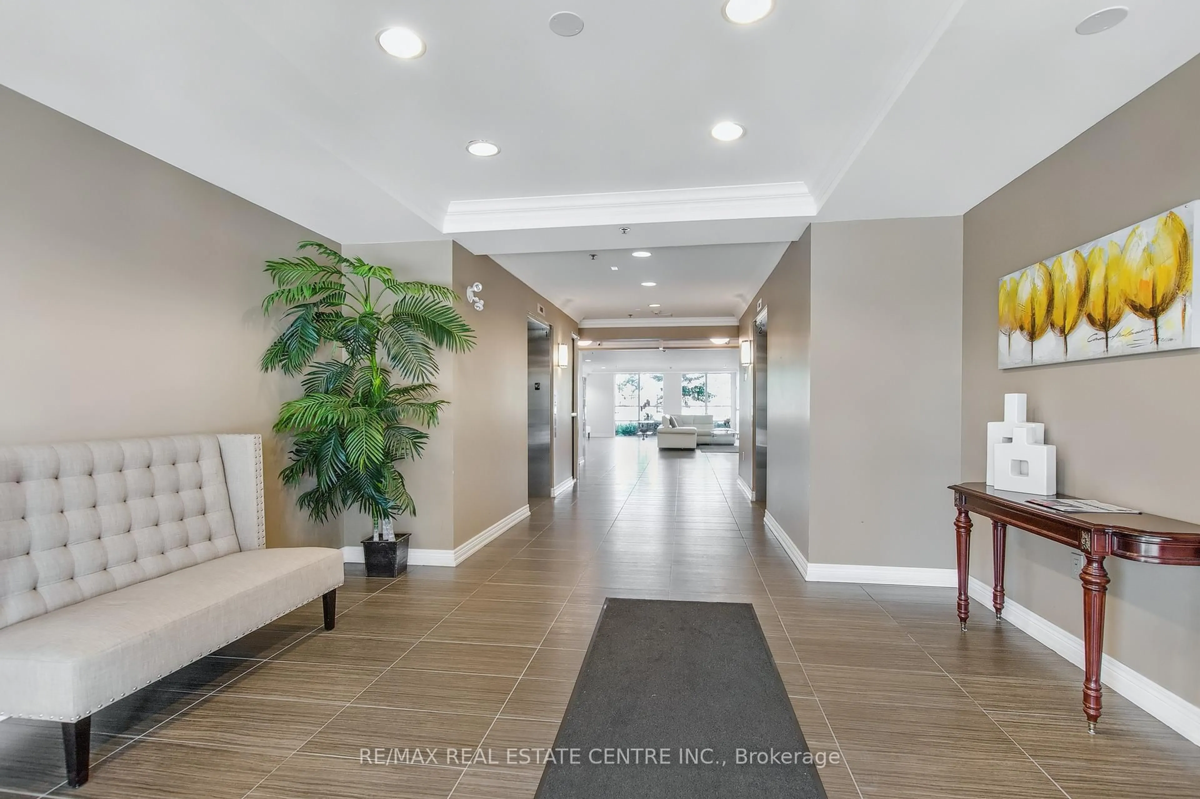 Indoor foyer for 1421 Costigan Rd #404, Milton Ontario L9T 2N4