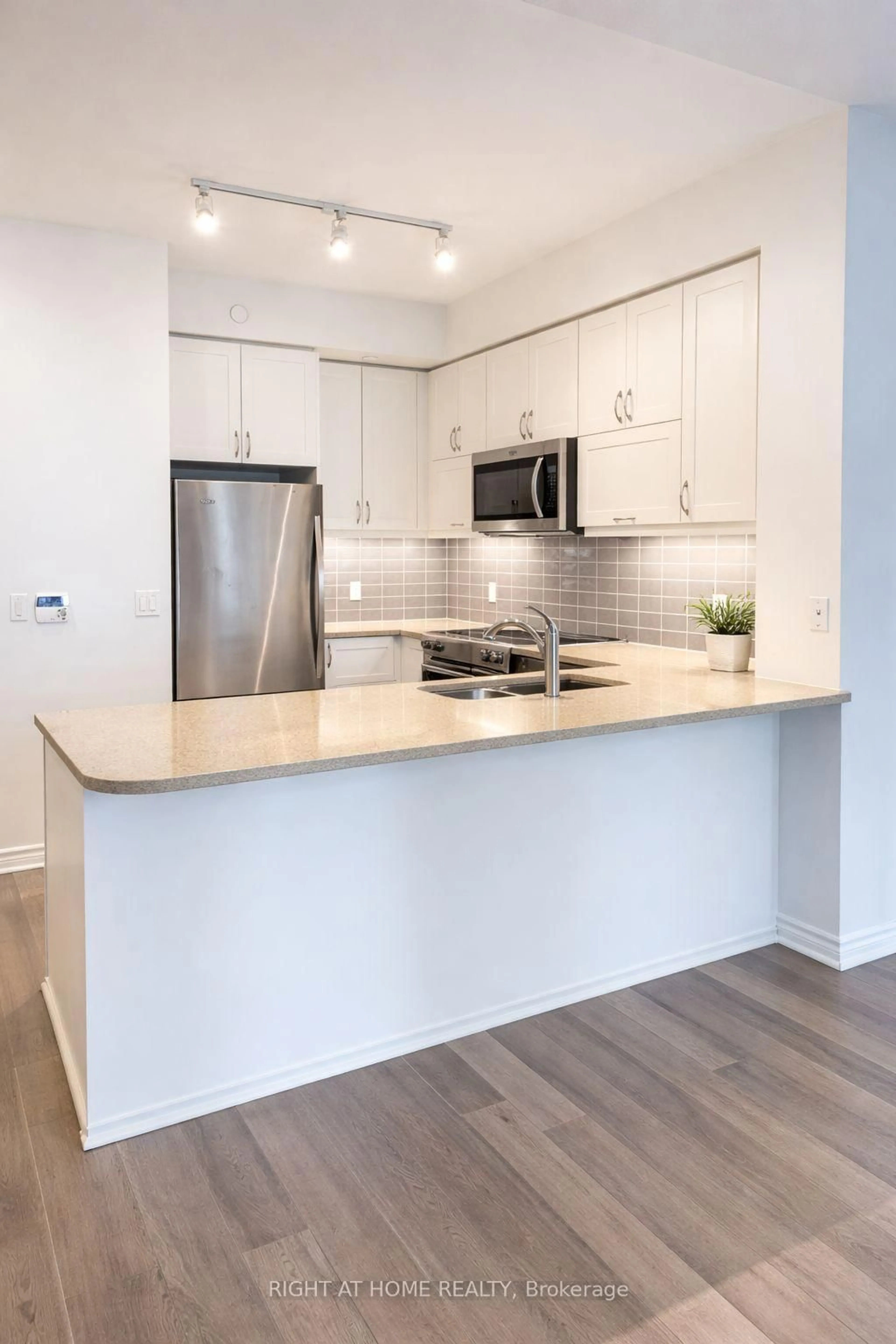 Open concept kitchen, unknown for 39 Annie Craig Dr #1003, Toronto Ontario M8V 0H1