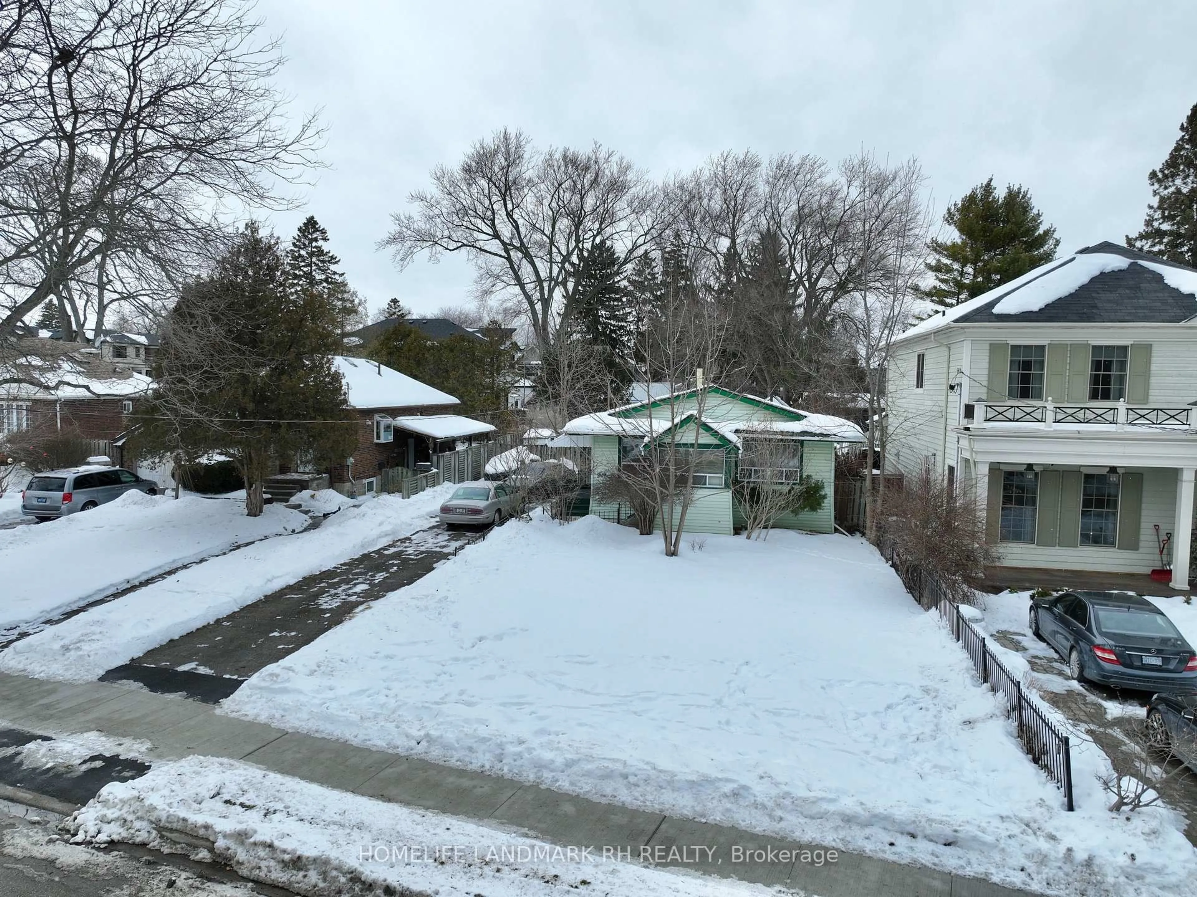 A pic from outside/outdoor area/front of a property/back of a property/a pic from drone, street for 50 Lake Promenade, Toronto Ontario M8W 1A1
