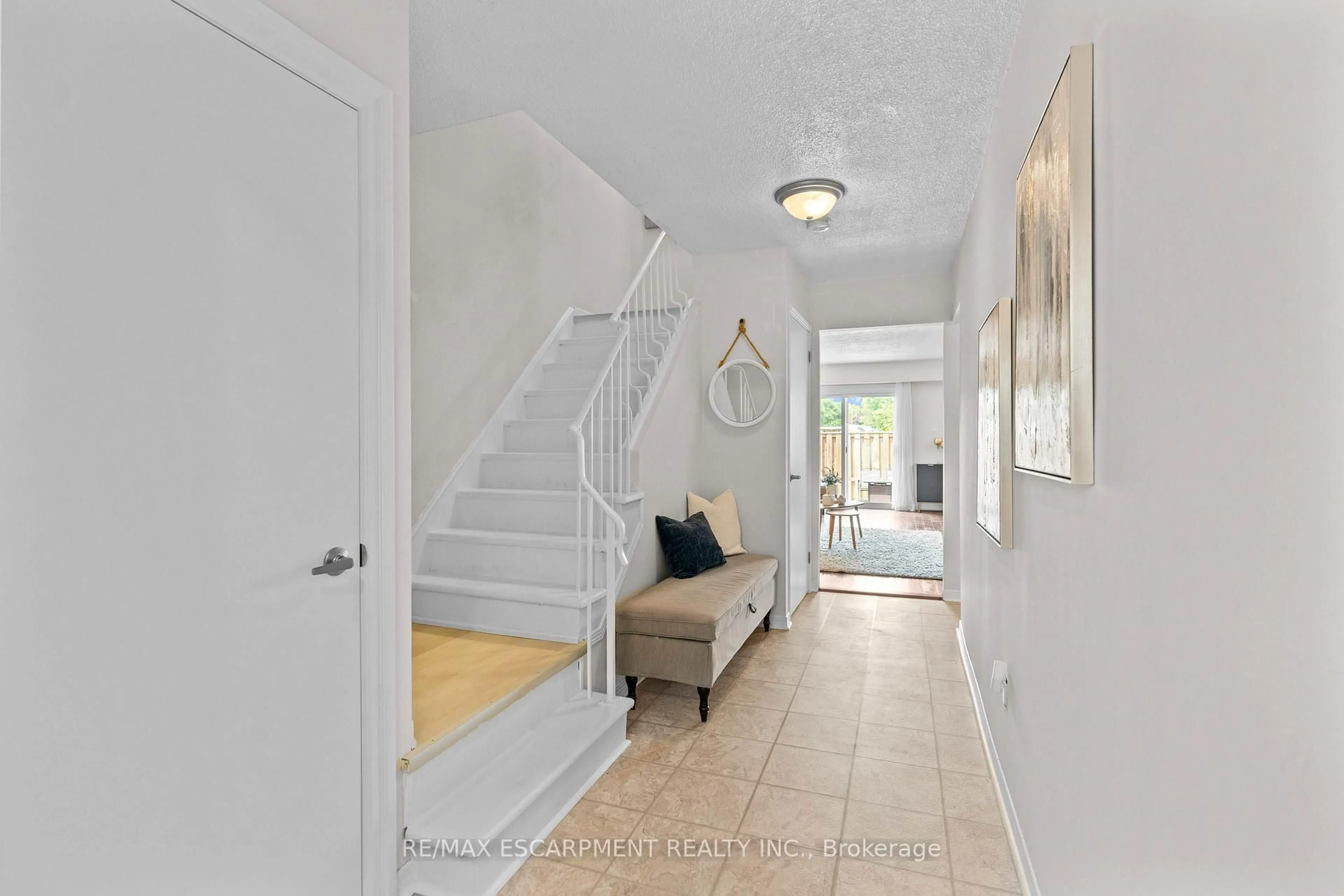 Indoor entryway for 4197 Longmoor Dr #1, Burlington Ontario L7L 5J9