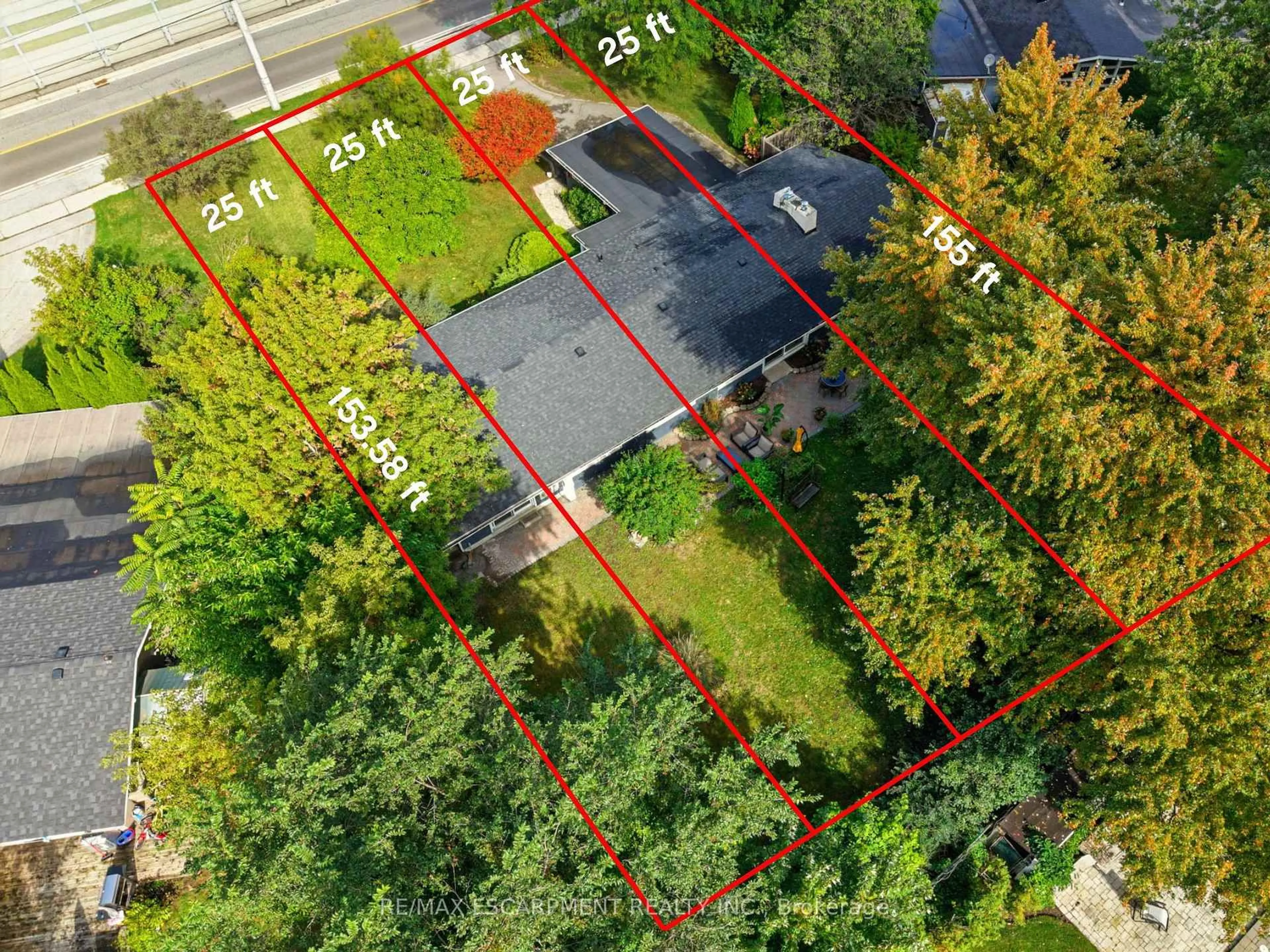 A pic from outside/outdoor area/front of a property/back of a property/a pic from drone, street for 230 South Service Rd, Mississauga Ontario L5G 2S1