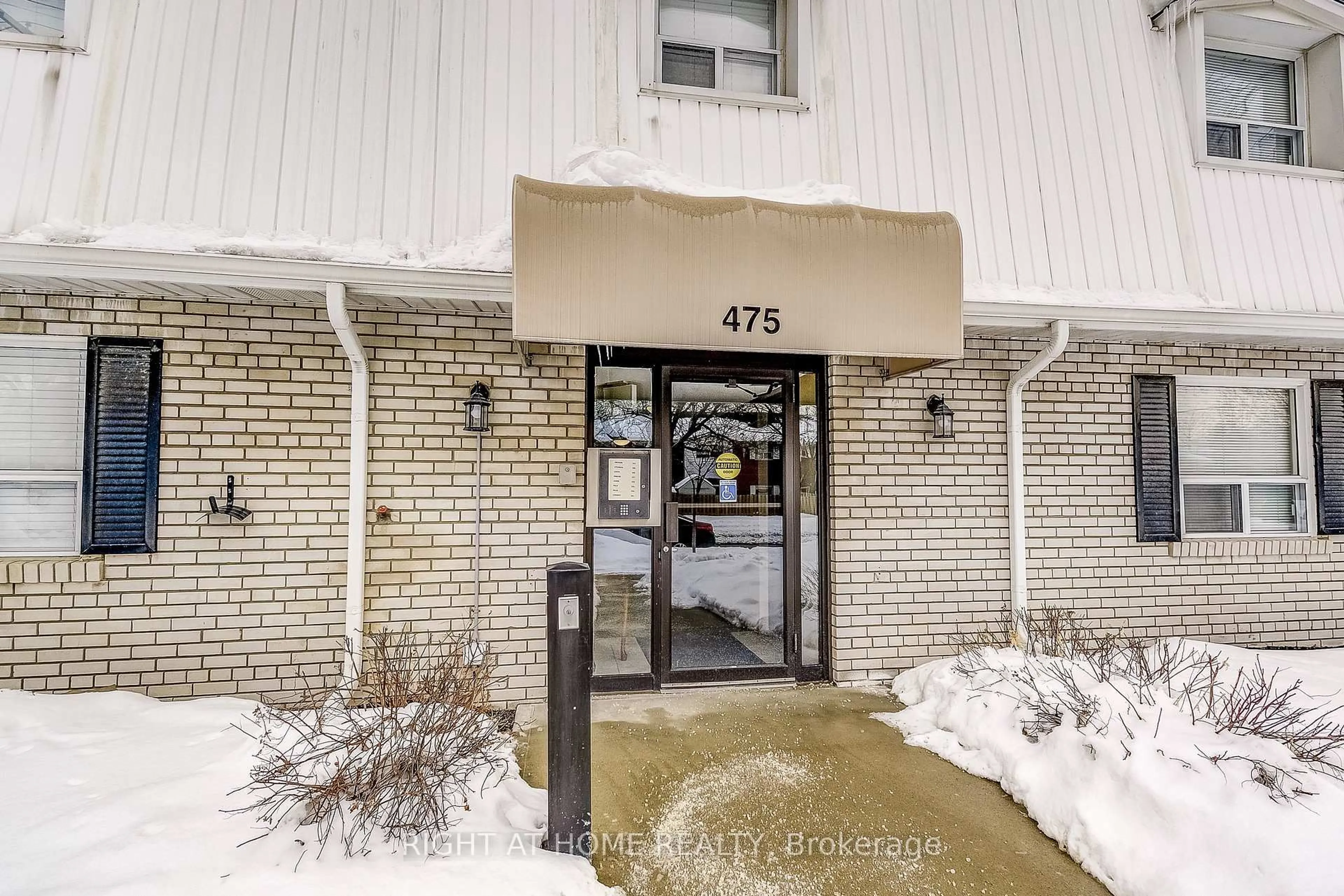 Indoor foyer for 475 Claridge Rd #6, Burlington Ontario L7N 2S1