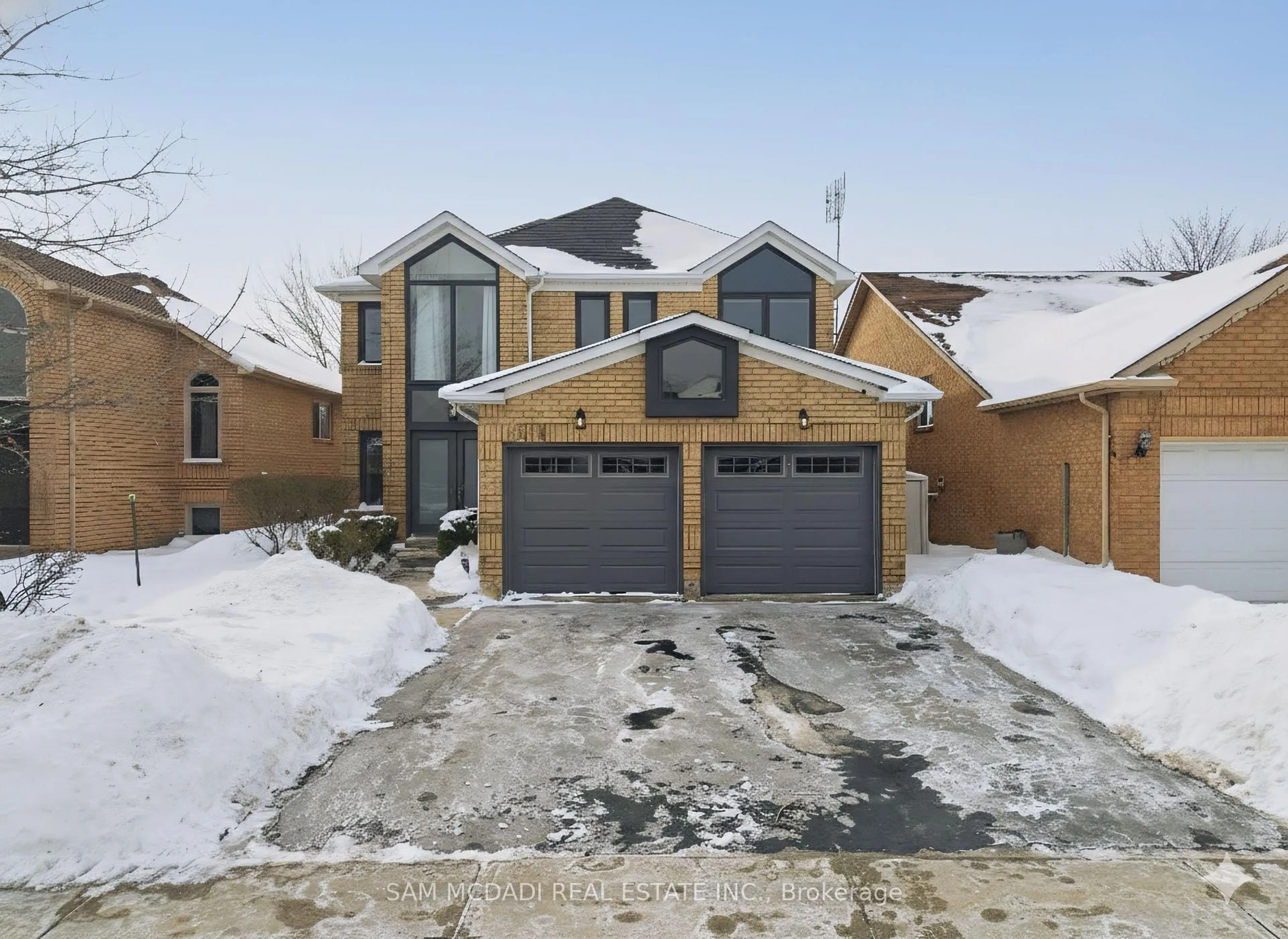 A pic from outside/outdoor area/front of a property/back of a property/a pic from drone, street for 7214 Terragar Blvd, Mississauga Ontario L5N 7M5