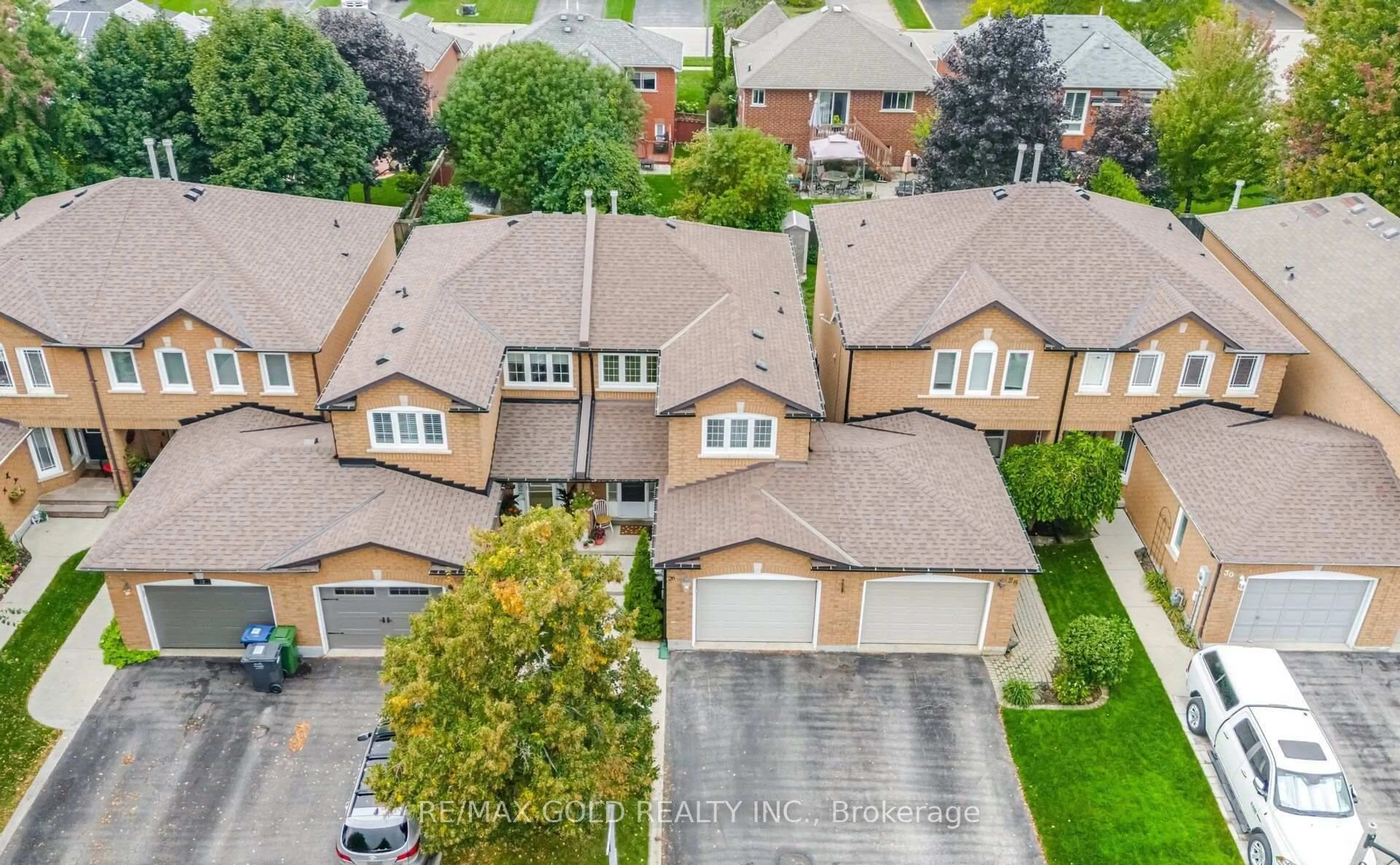 A pic from outside/outdoor area/front of a property/back of a property/a pic from drone, street for 26 Flemington Dr, Caledon Ontario L7C 1B5
