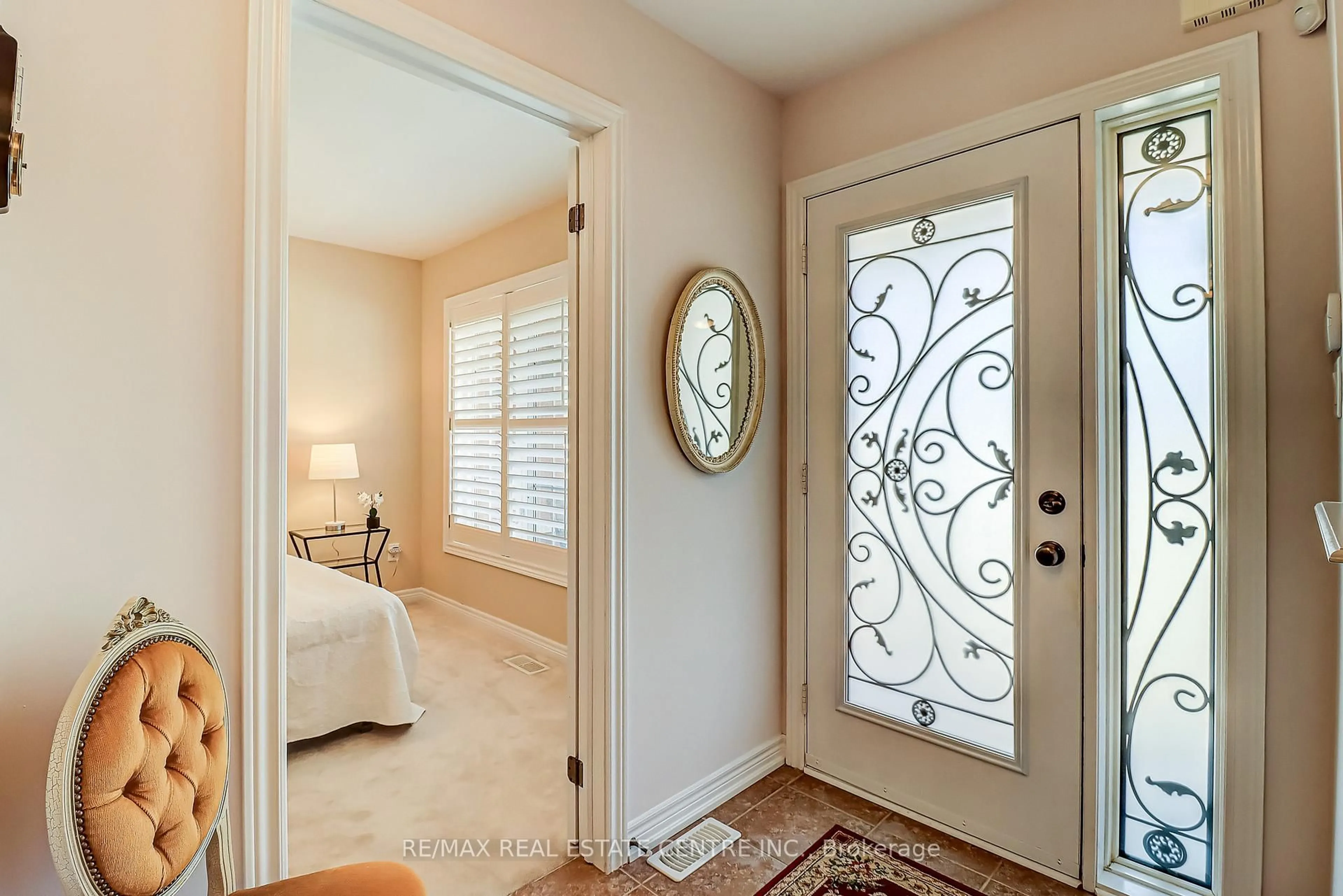 Indoor entryway for 40 Muzzo Dr, Brampton Ontario L6R 3W8