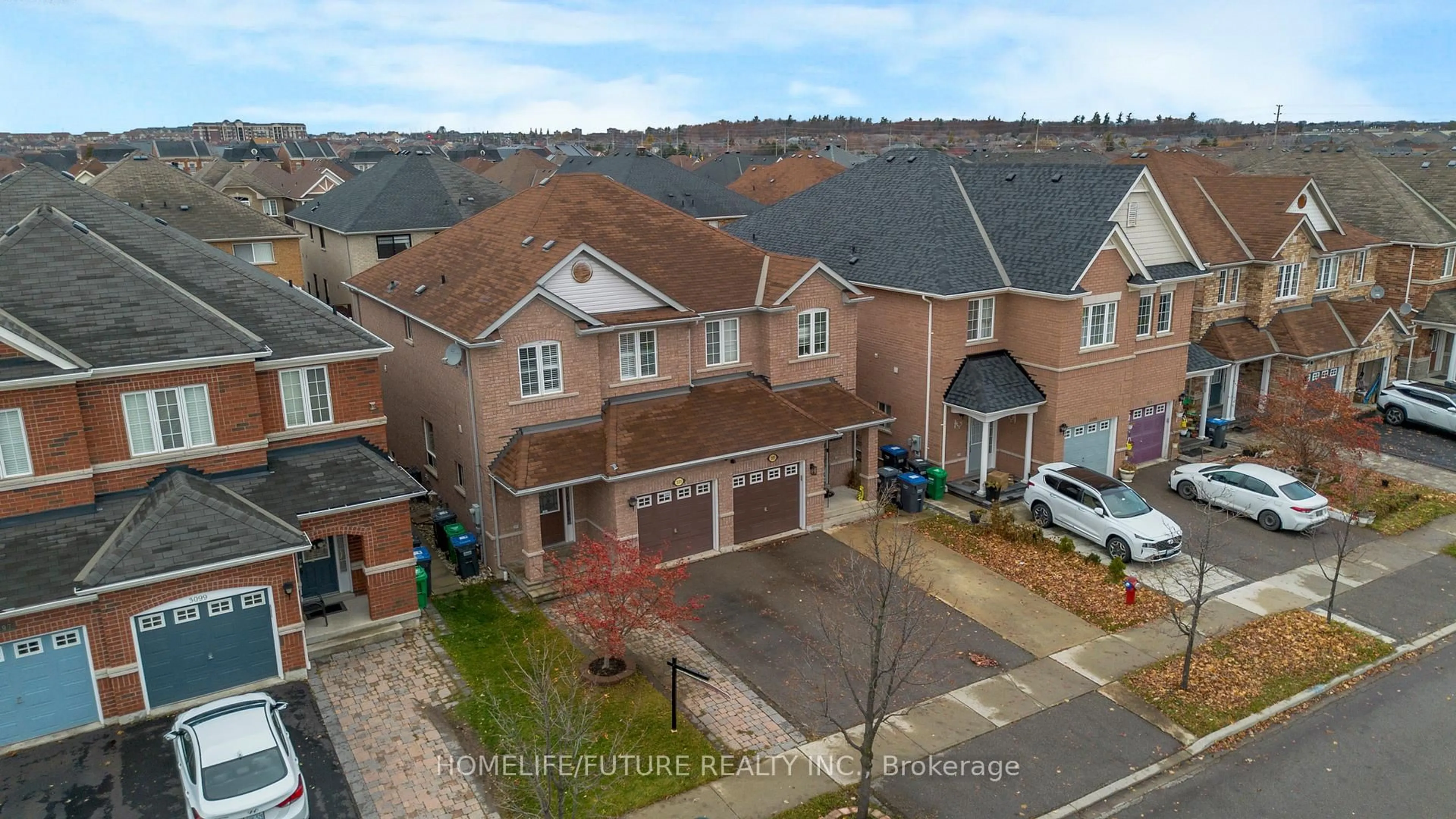 A pic from outside/outdoor area/front of a property/back of a property/a pic from drone, street for 3103 CABANO Cres, Mississauga Ontario L5M 0C5