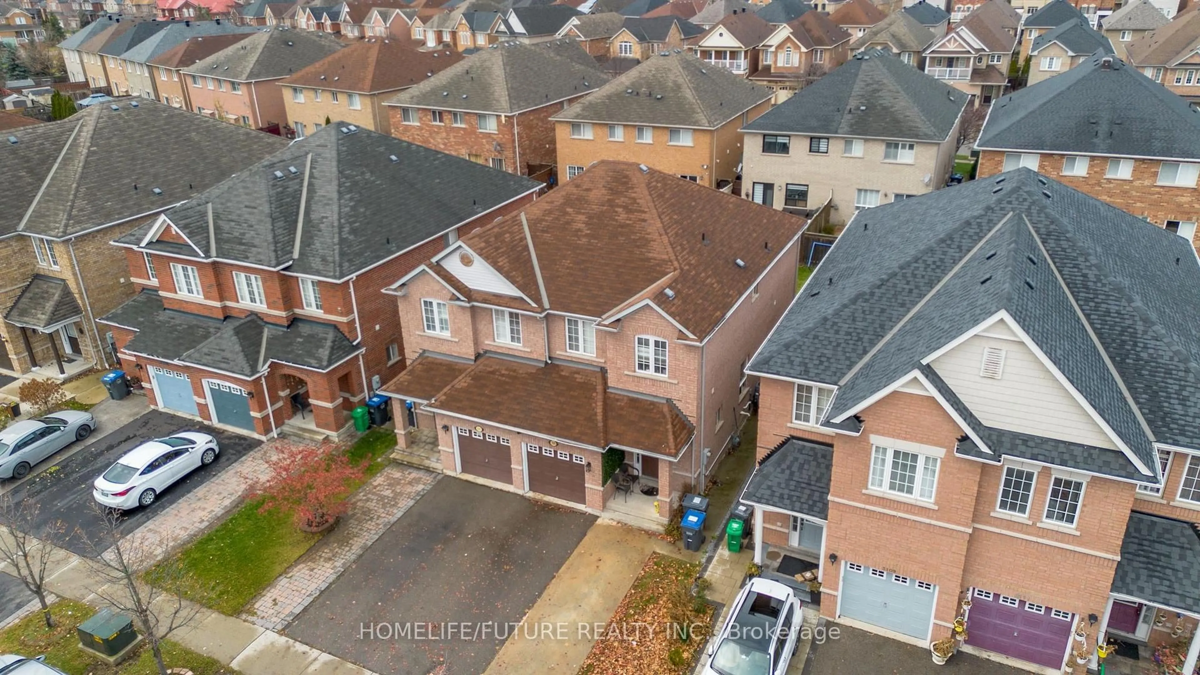 A pic from outside/outdoor area/front of a property/back of a property/a pic from drone, street for 3103 CABANO Cres, Mississauga Ontario L5M 0C5