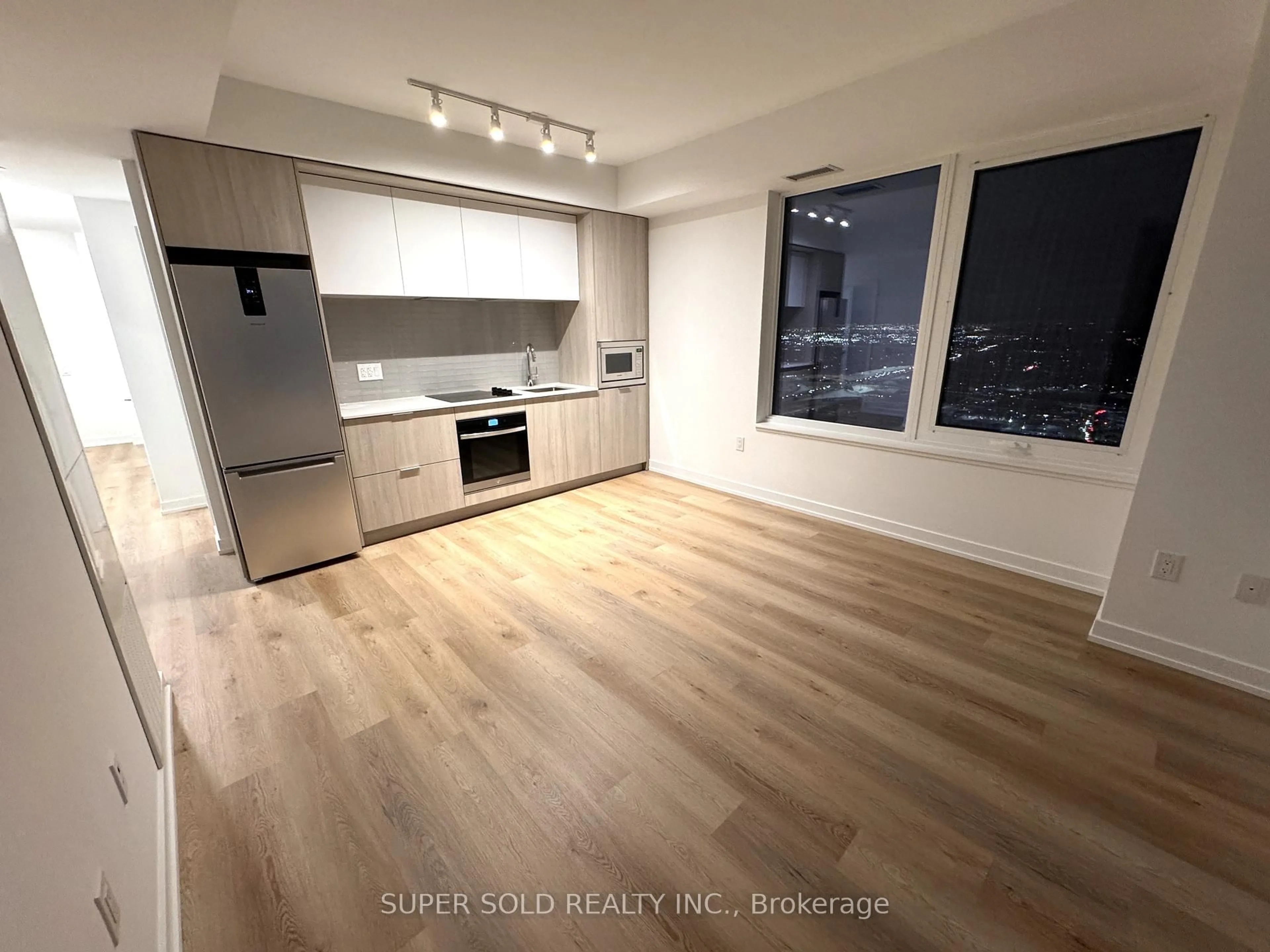 Standard kitchen, wood/laminate floor for 395 Square One Dr #4604, Mississauga Ontario L5B 0P6