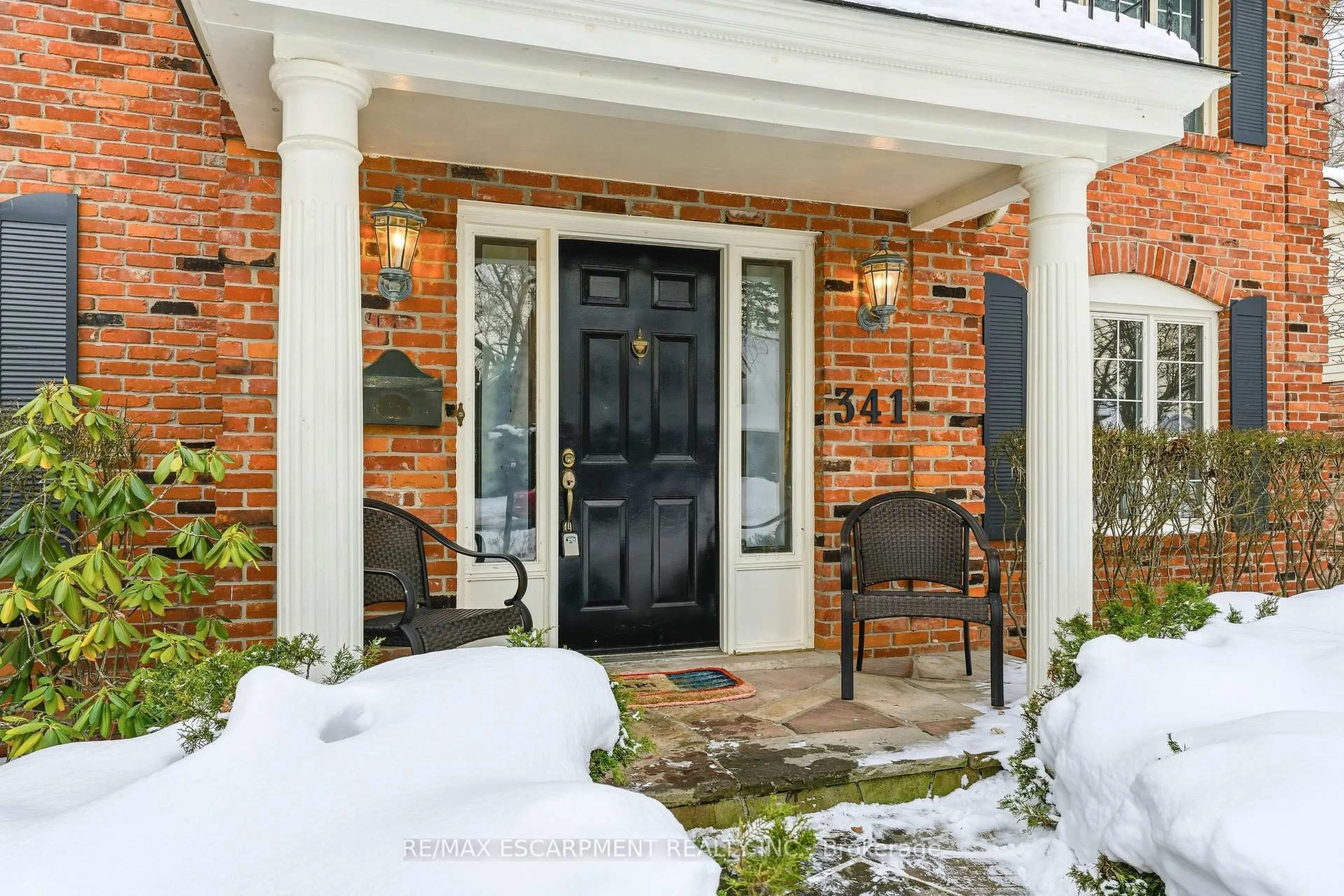 Indoor entryway for 341 Shoreacres Rd, Burlington Ontario L7L 5P3