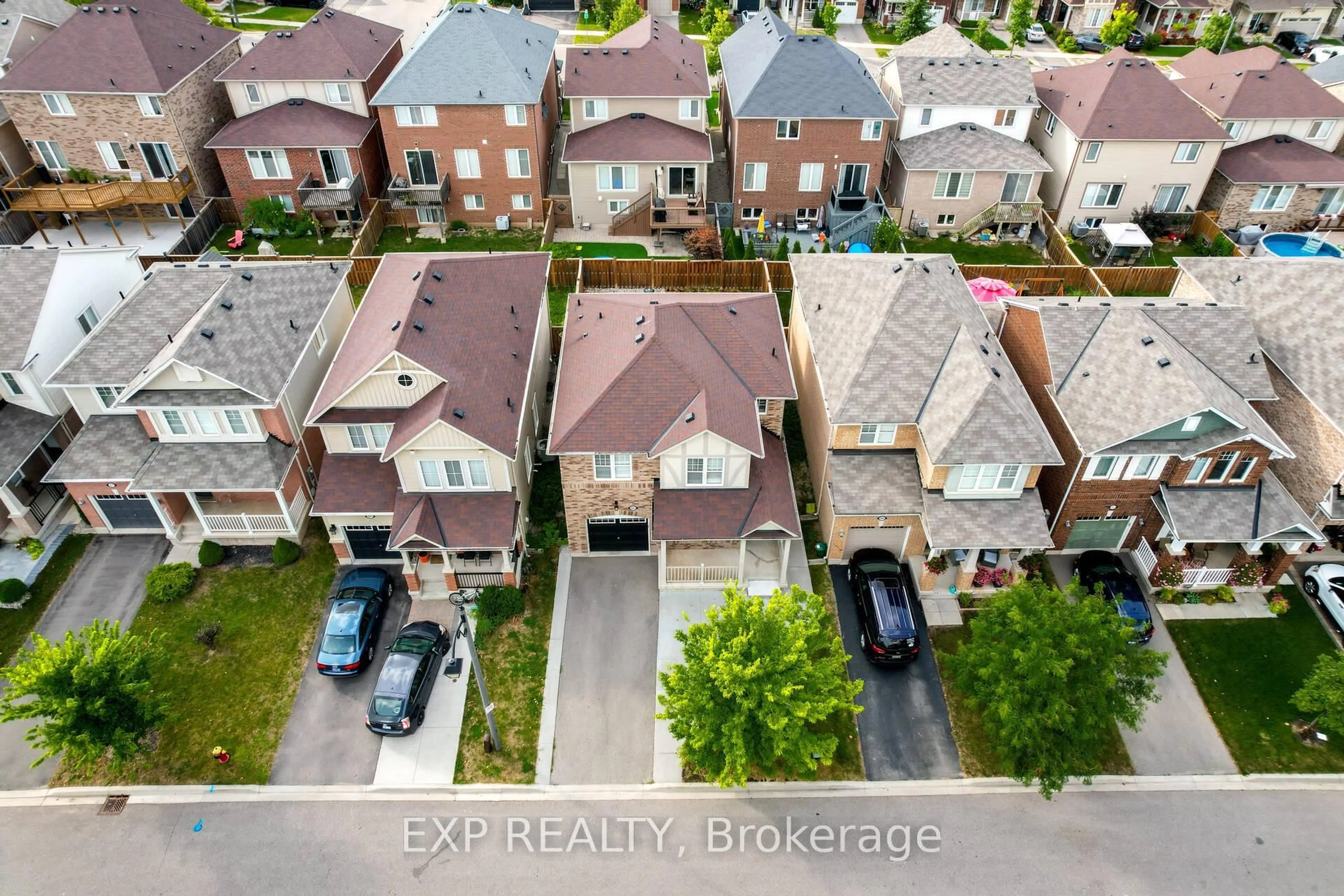 A pic from outside/outdoor area/front of a property/back of a property/a pic from drone, street for 485 TYRONE Cres, Milton Ontario L9T 8J8