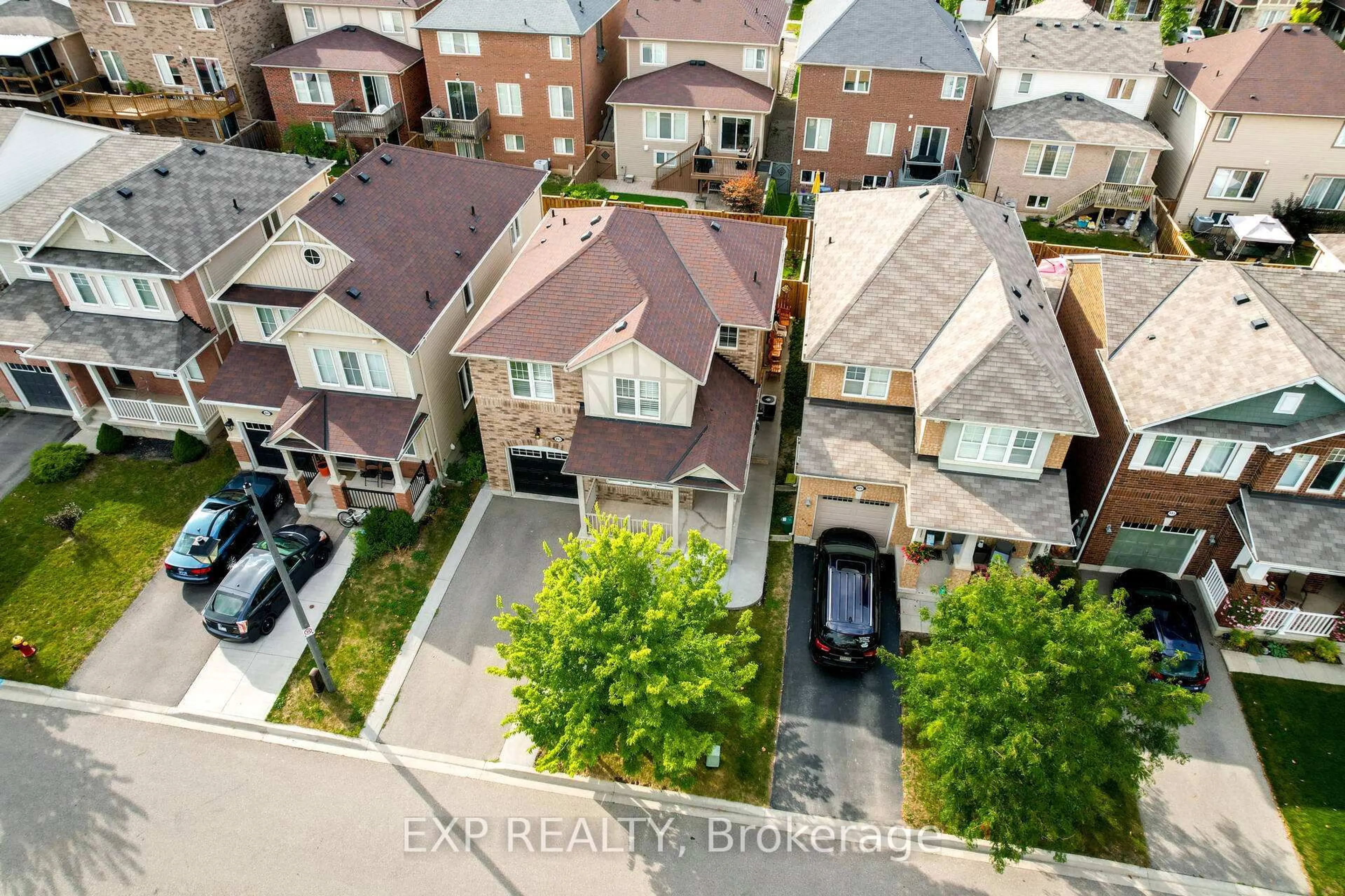 A pic from outside/outdoor area/front of a property/back of a property/a pic from drone, street for 485 TYRONE Cres, Milton Ontario L9T 8J8