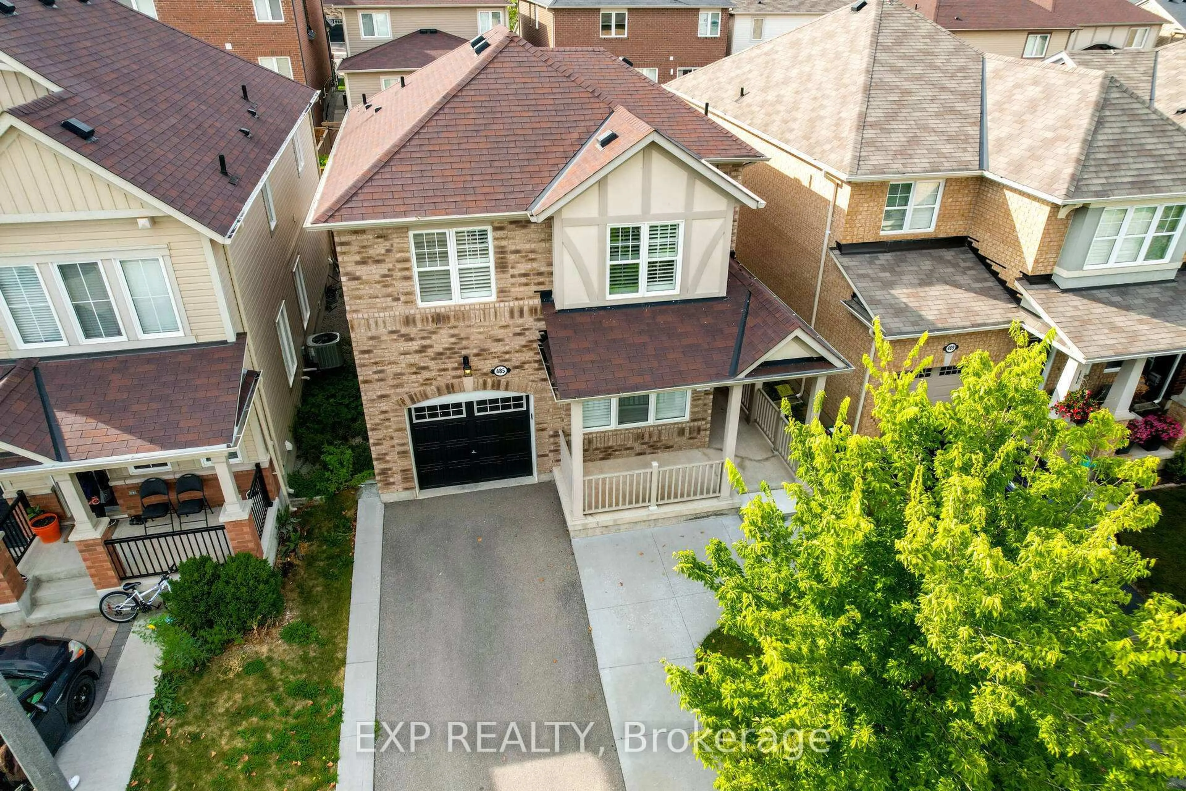 A pic from outside/outdoor area/front of a property/back of a property/a pic from drone, street for 485 TYRONE Cres, Milton Ontario L9T 8J8
