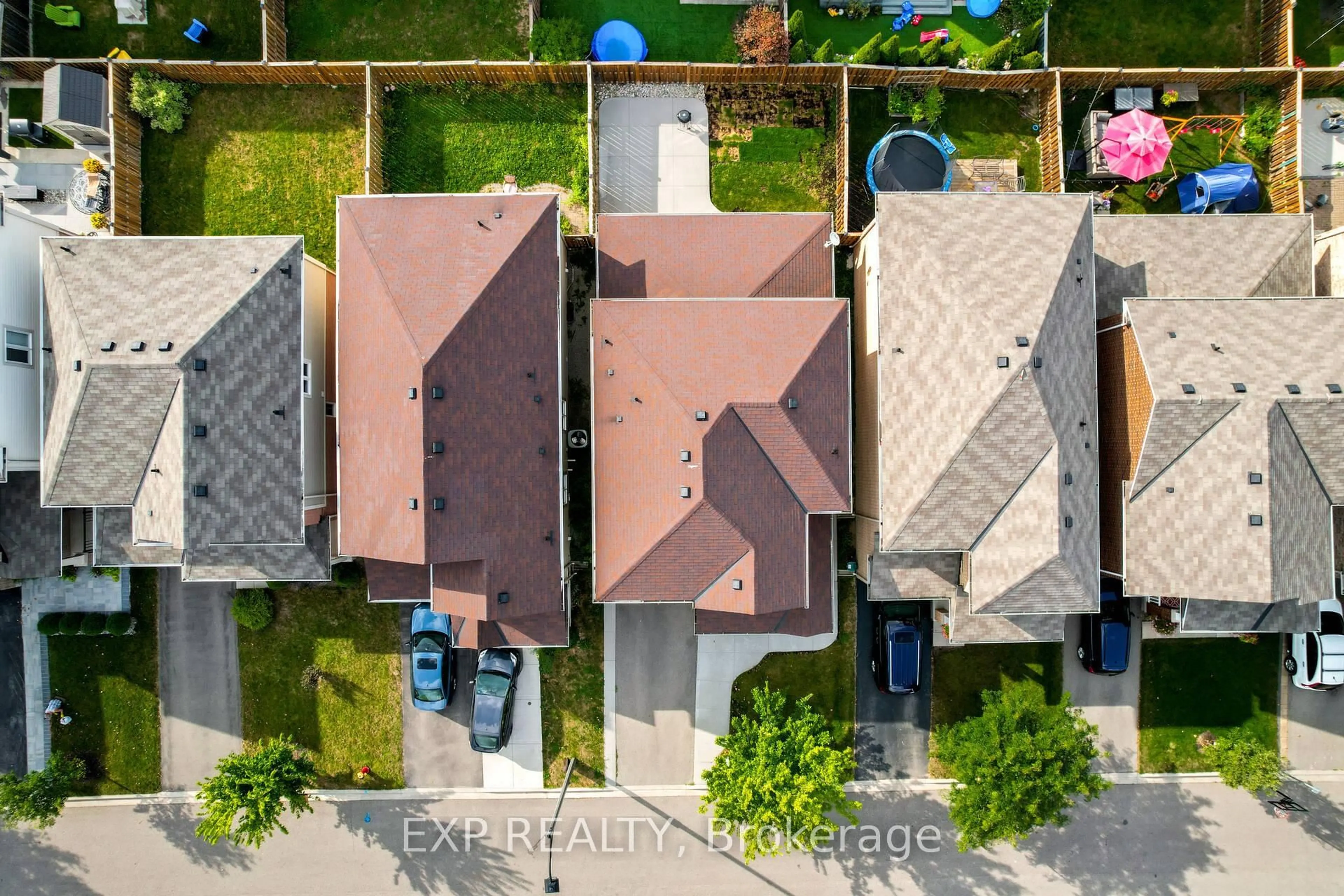 A pic from outside/outdoor area/front of a property/back of a property/a pic from drone, street for 485 TYRONE Cres, Milton Ontario L9T 8J8