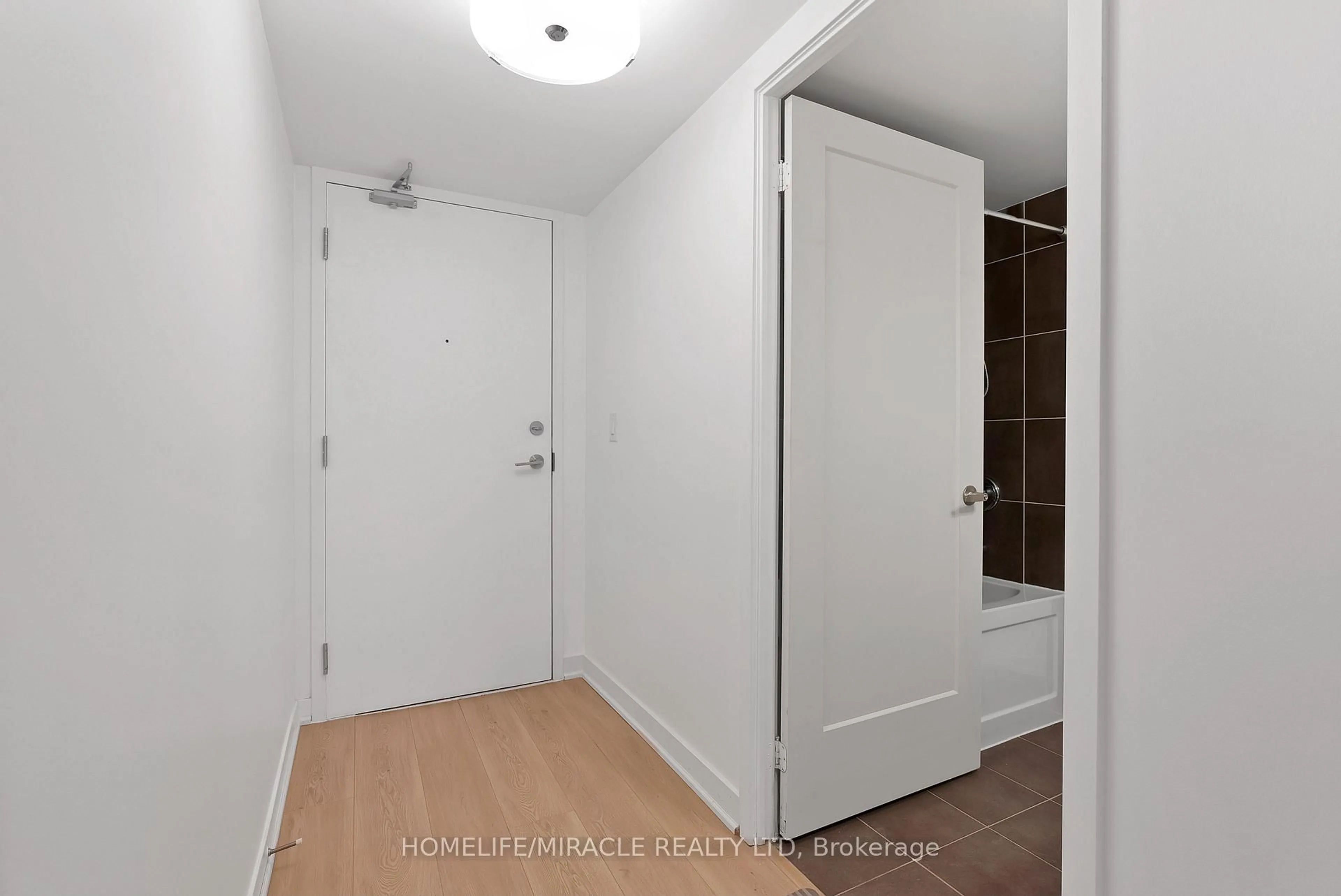 Indoor entryway for 1420 Dupont St #401, Toronto Ontario M6H 0C2