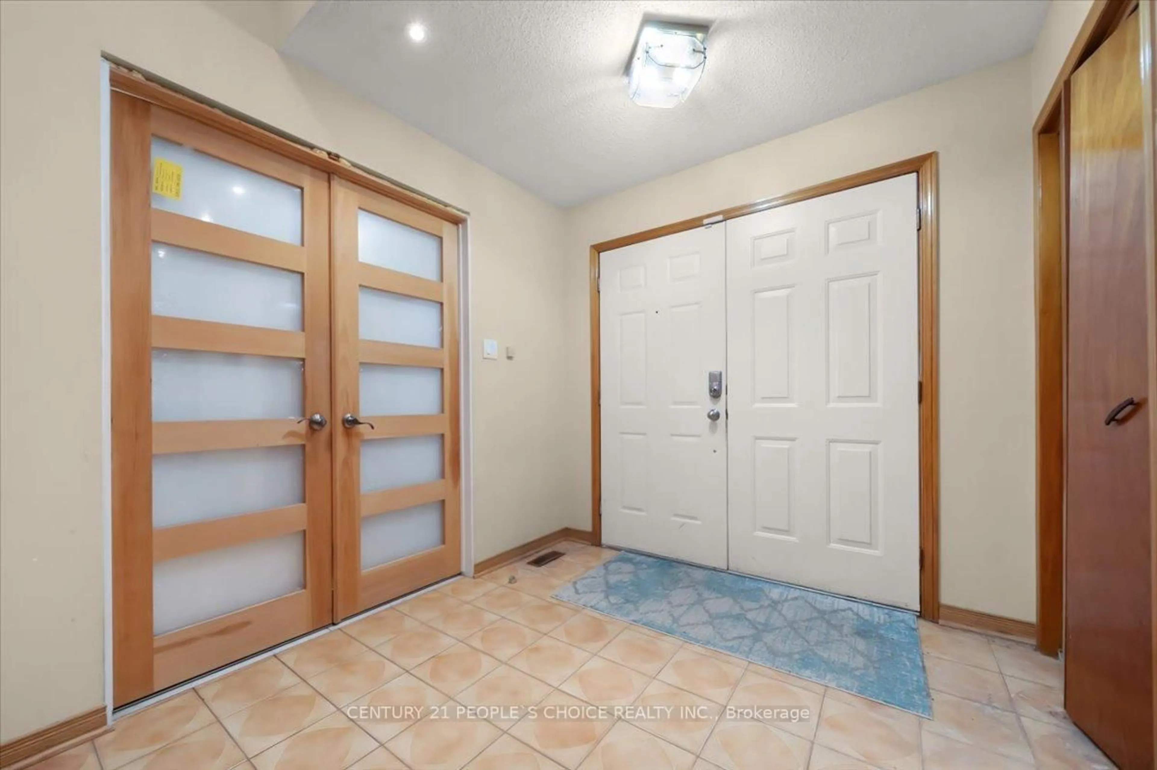 Indoor foyer for 3431 Dorcas St, Mississauga Ontario L4T 1M9