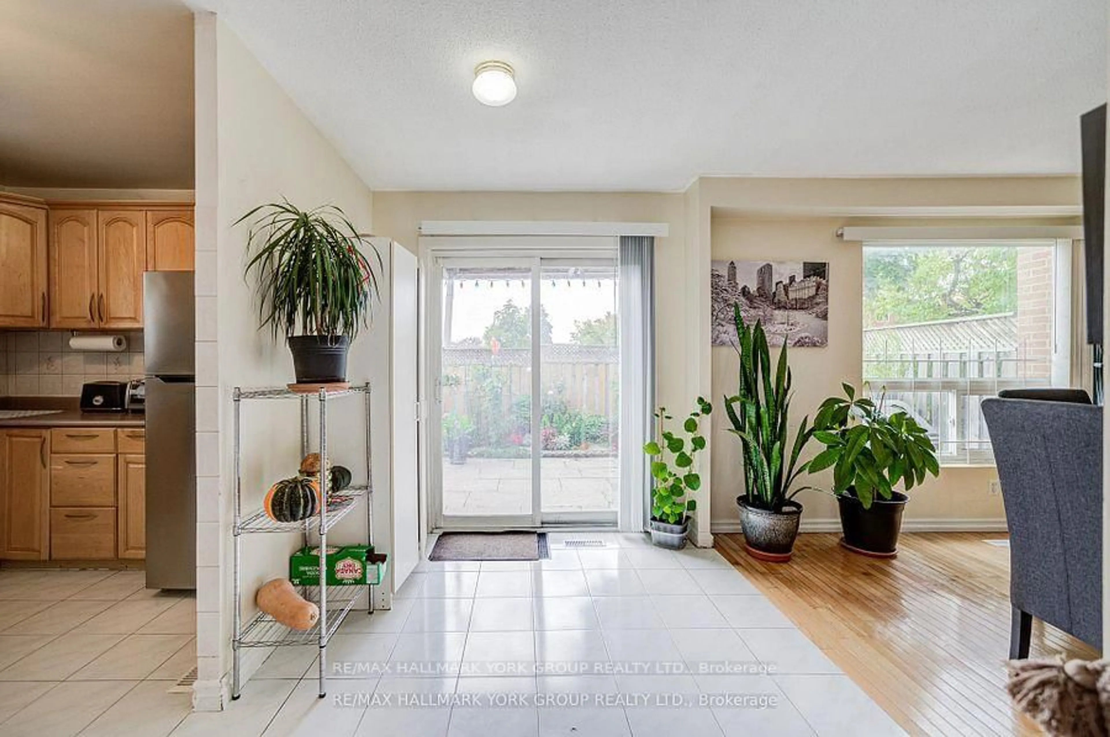 Indoor entryway for 9 Bur Oak Way, Toronto Ontario M3L 2G3