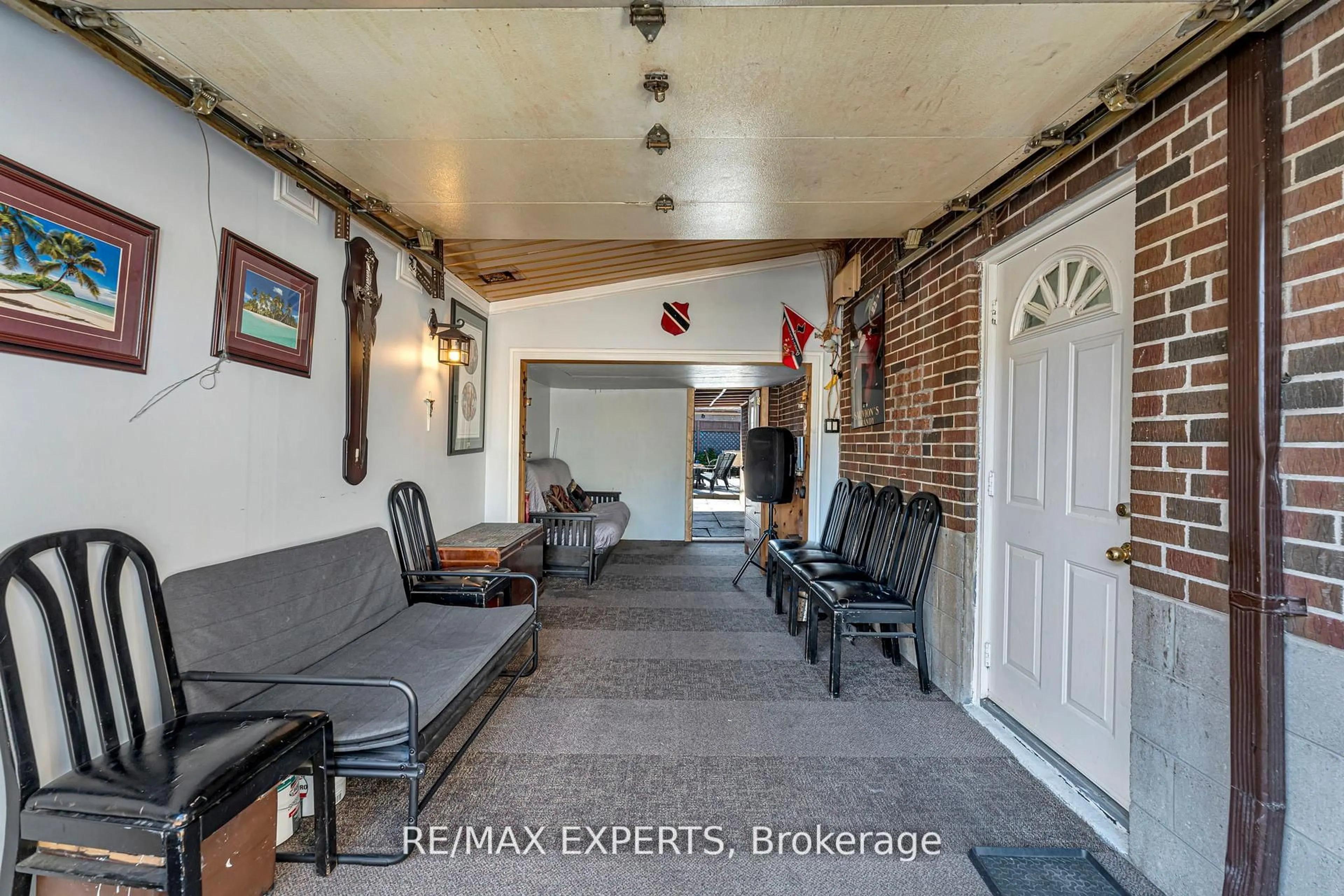 Indoor foyer for 81 Hagar Ave, Toronto Ontario M6N 3V3