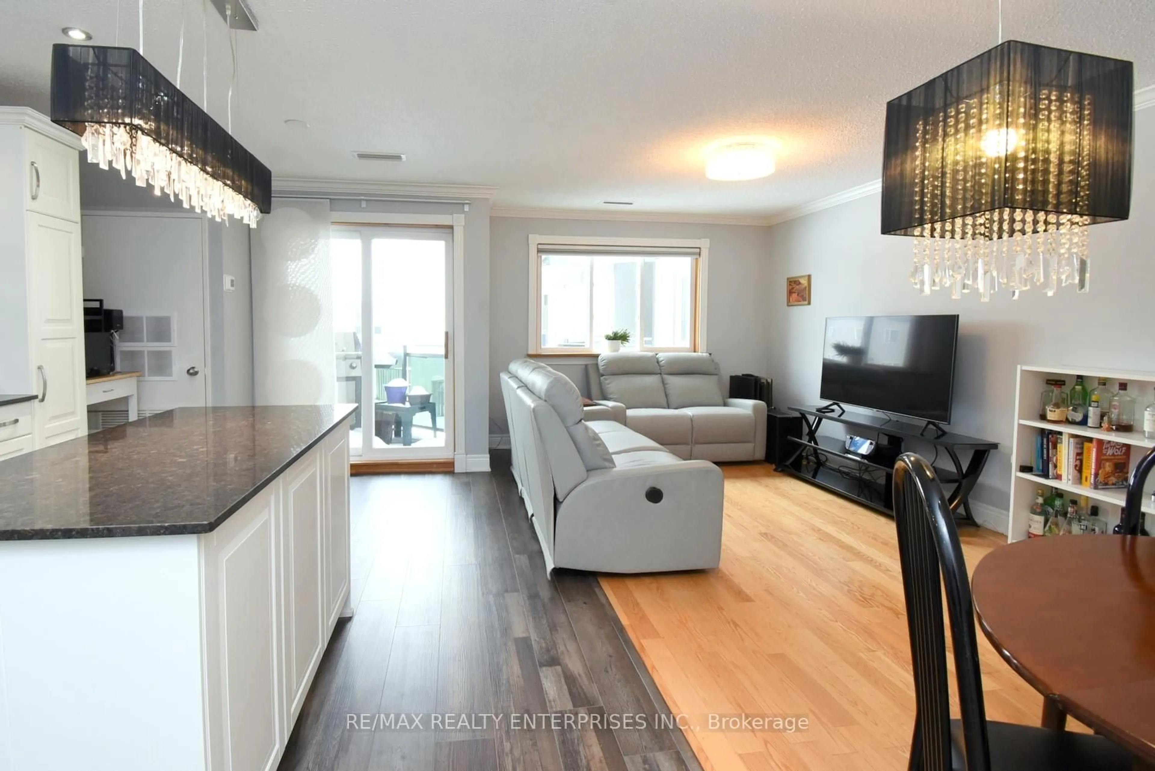 Living room with furniture, wood/laminate floor for 2001 Bonnymede Dr #119, Mississauga Ontario L5J 4H8