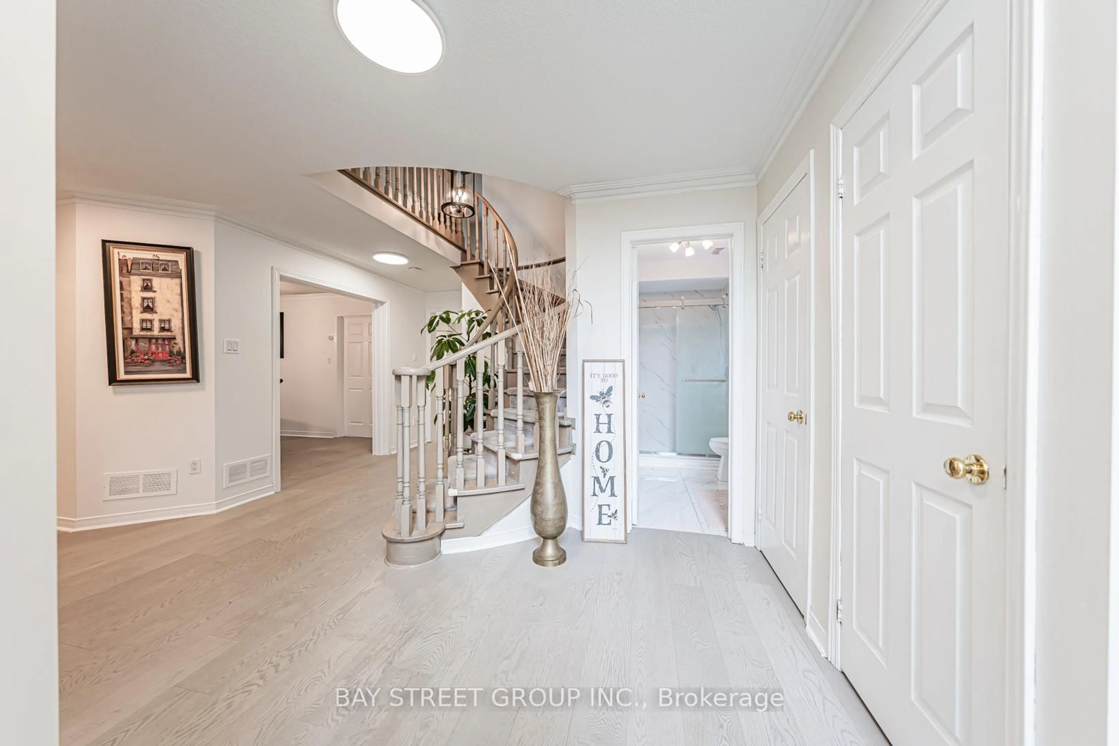 Indoor foyer for 2524 Paula Crt, Mississauga Ontario L5K 2R5