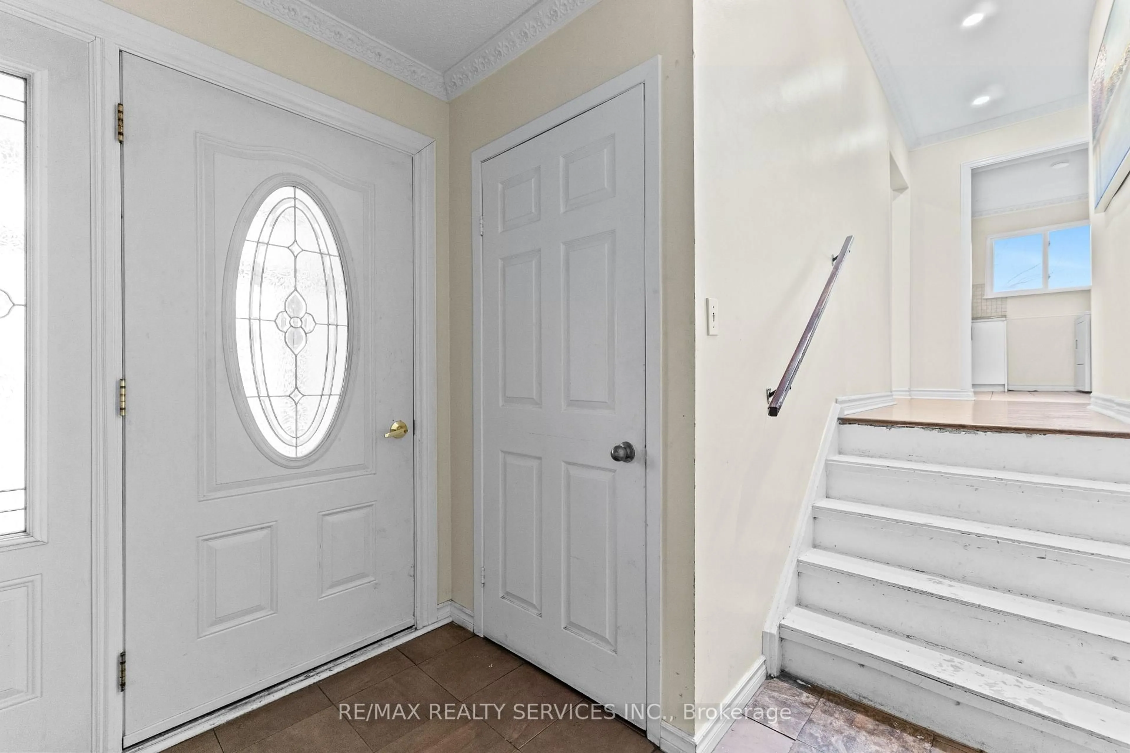 Indoor entryway for 13 Linkdale Rd, Brampton Ontario L6V 3A1