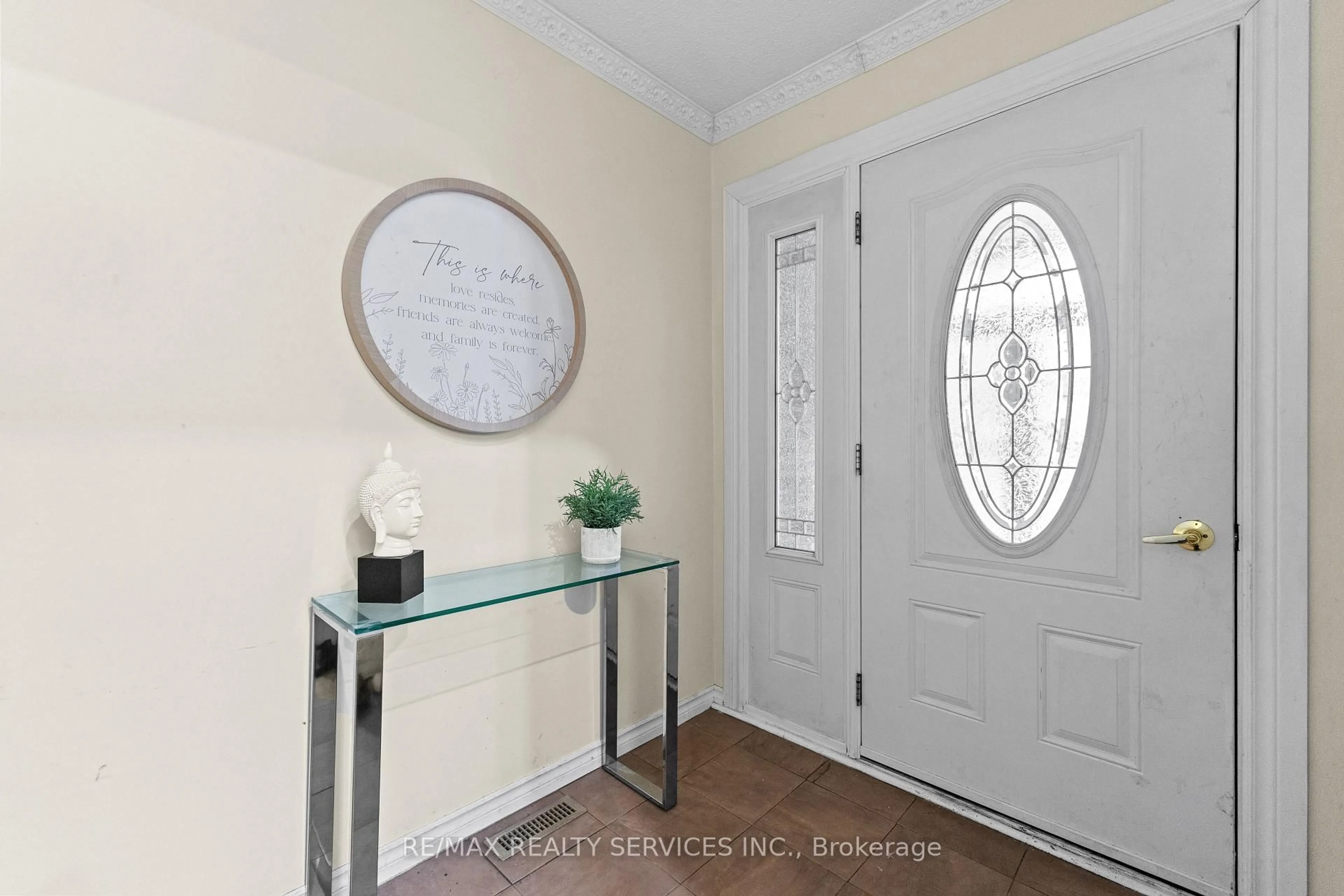 Indoor entryway for 13 Linkdale Rd, Brampton Ontario L6V 3A1