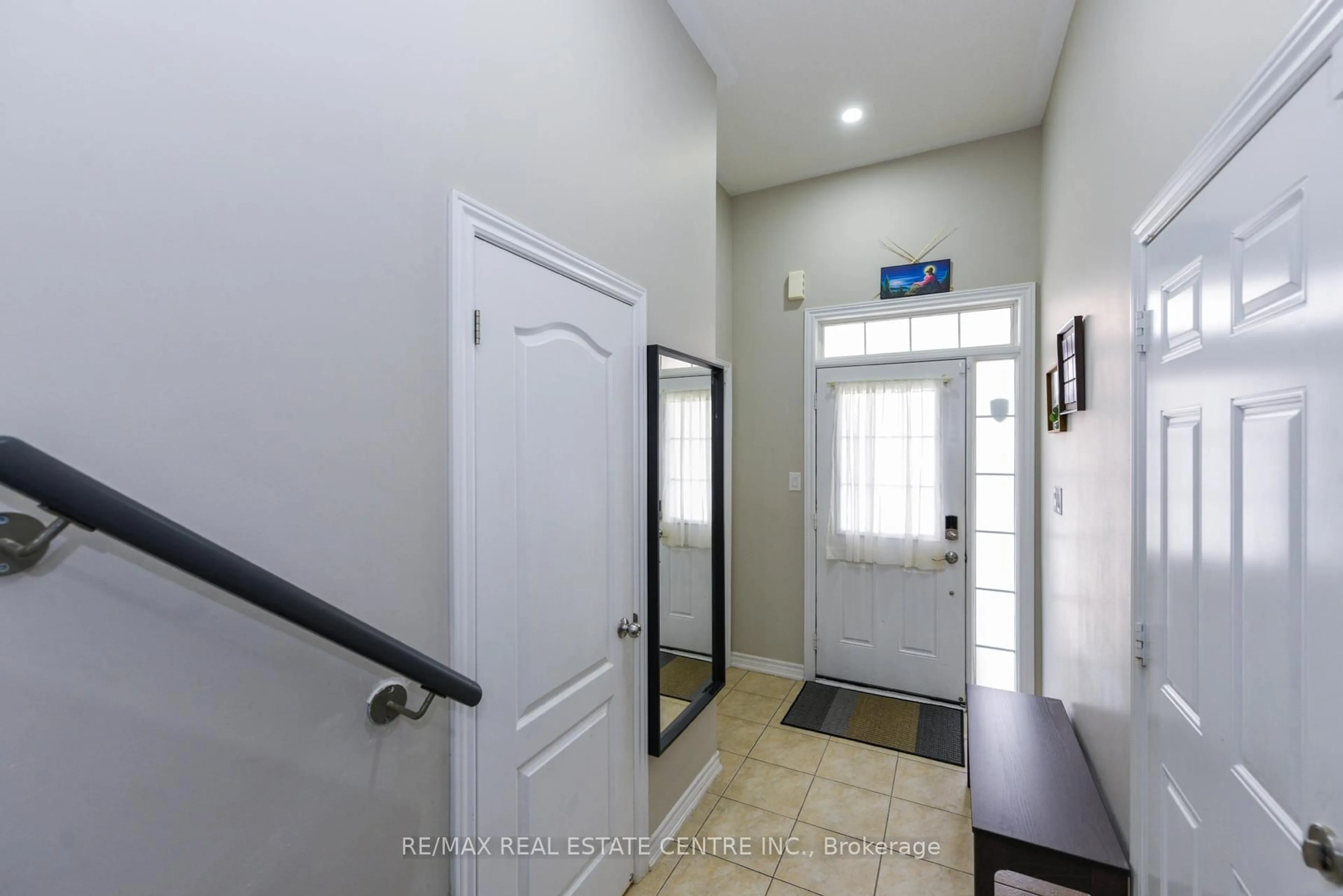 Indoor foyer for 658 Best Rd, Milton Ontario L9T 8M2