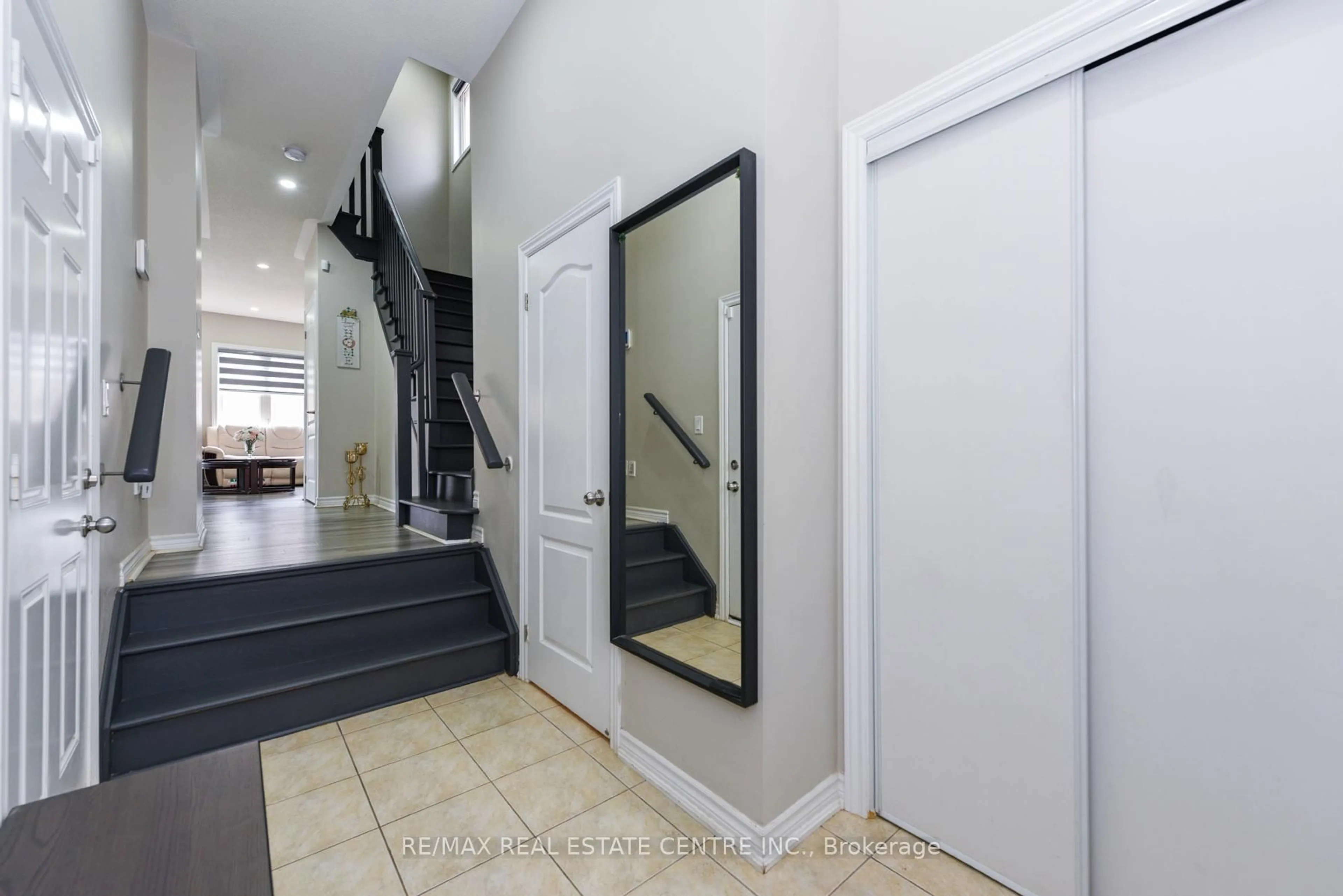 Indoor entryway for 658 Best Rd, Milton Ontario L9T 8M2
