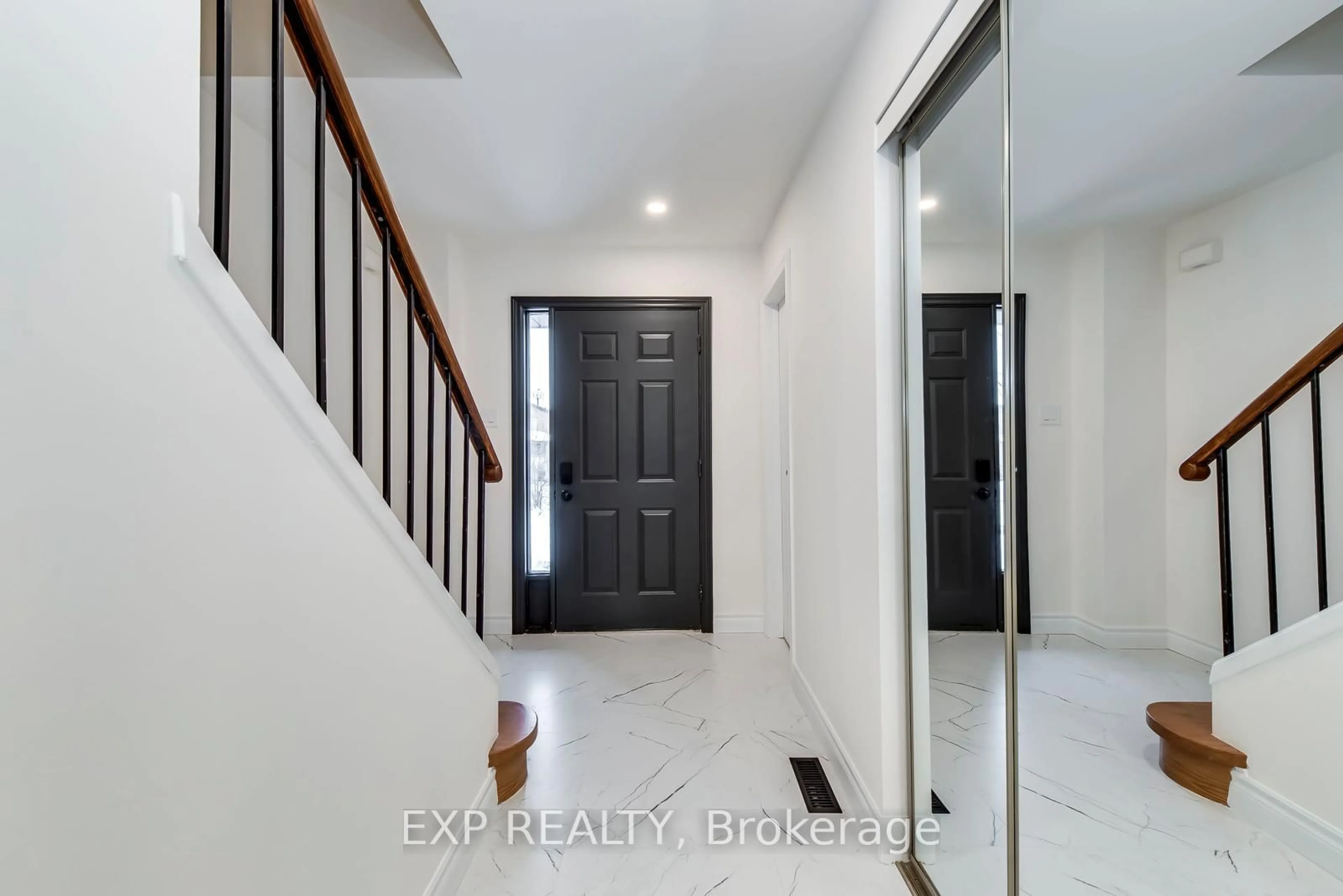 Indoor entryway for 1570 Cuthbert Ave, Mississauga Ontario L5M 3R2