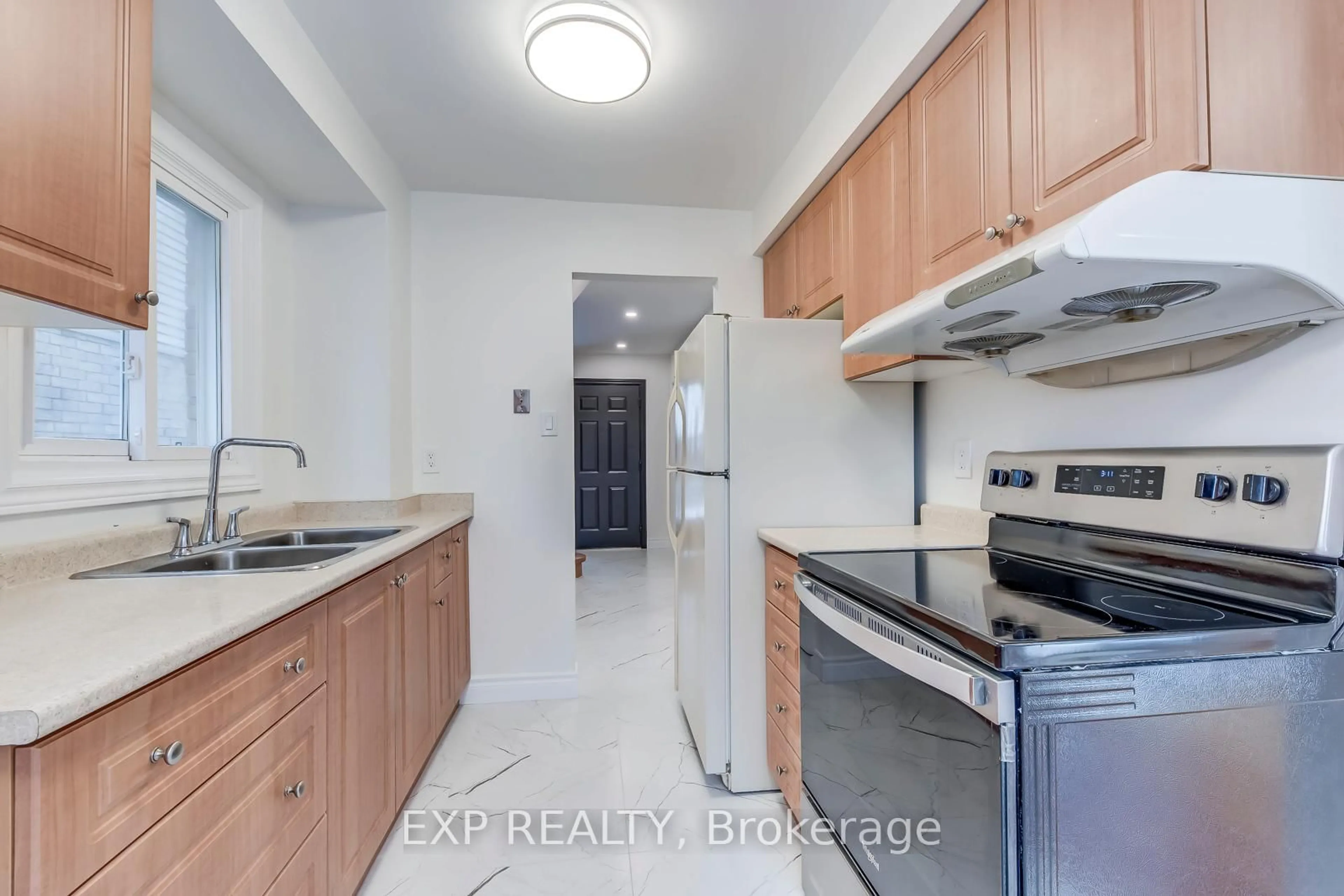 Standard kitchen, unknown for 1570 Cuthbert Ave, Mississauga Ontario L5M 3R2