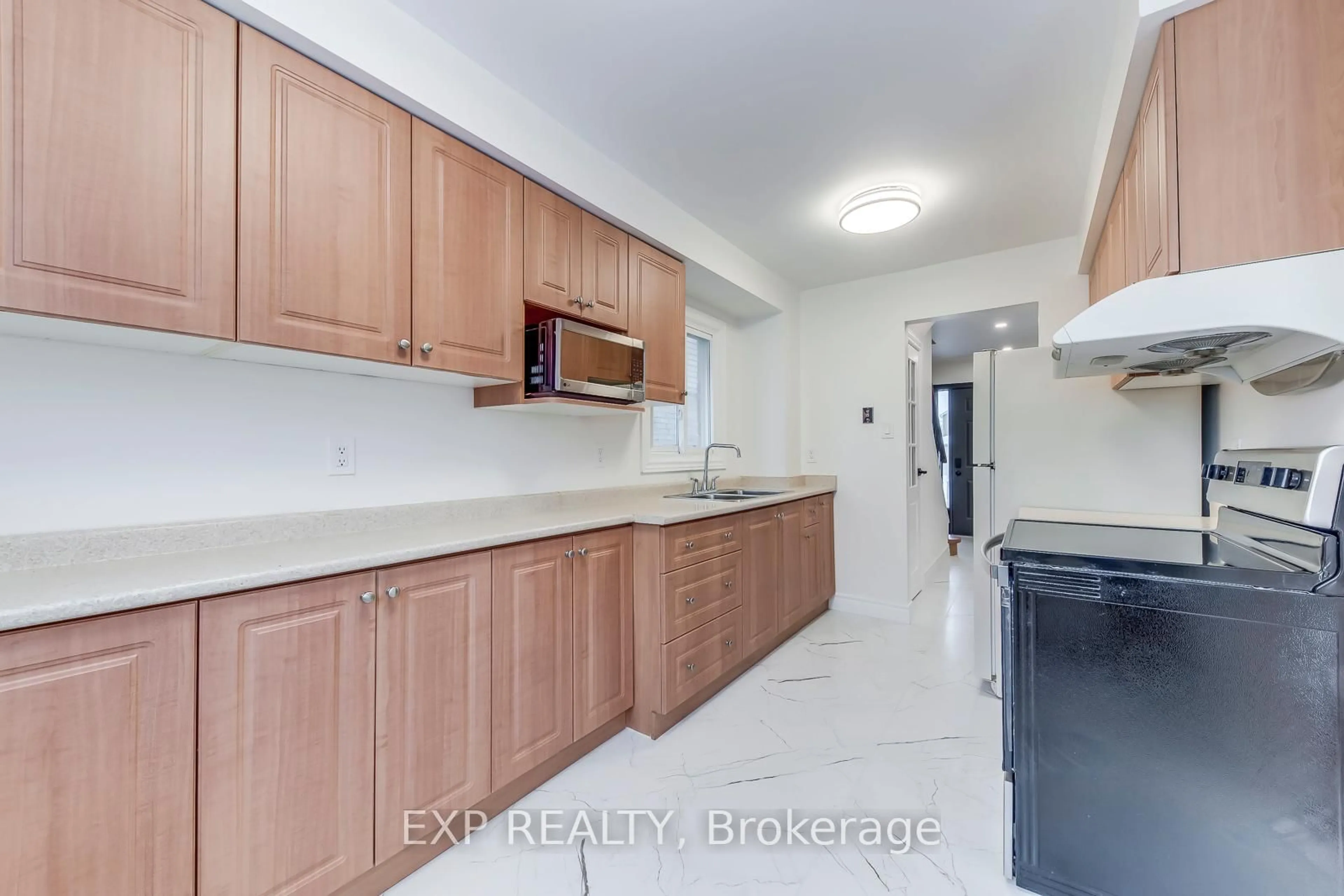 Standard kitchen, unknown for 1570 Cuthbert Ave, Mississauga Ontario L5M 3R2