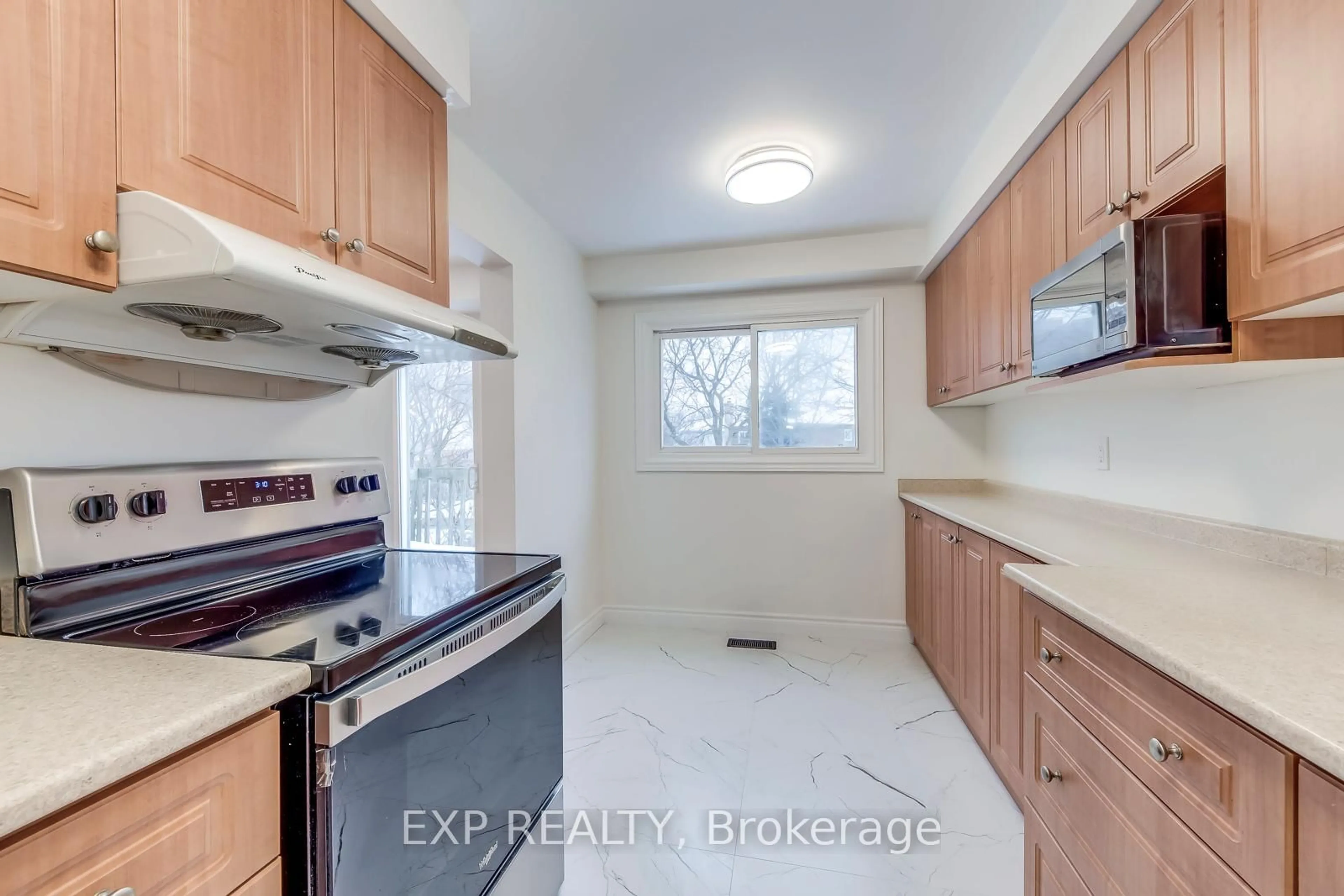 Standard kitchen, unknown for 1570 Cuthbert Ave, Mississauga Ontario L5M 3R2