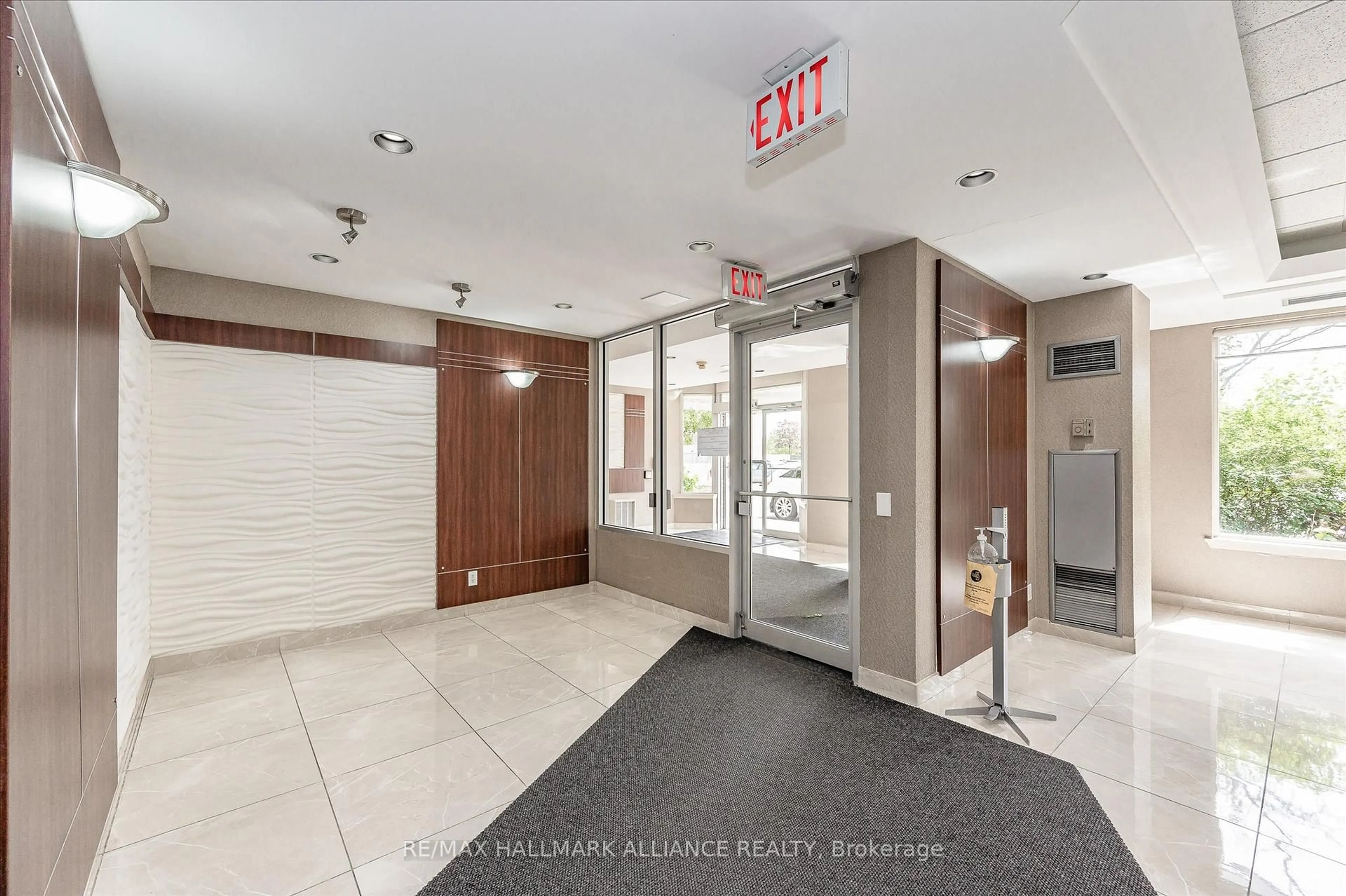 Indoor foyer for 135 Hillcrest Ave #507, Mississauga Ontario L5B 4B1