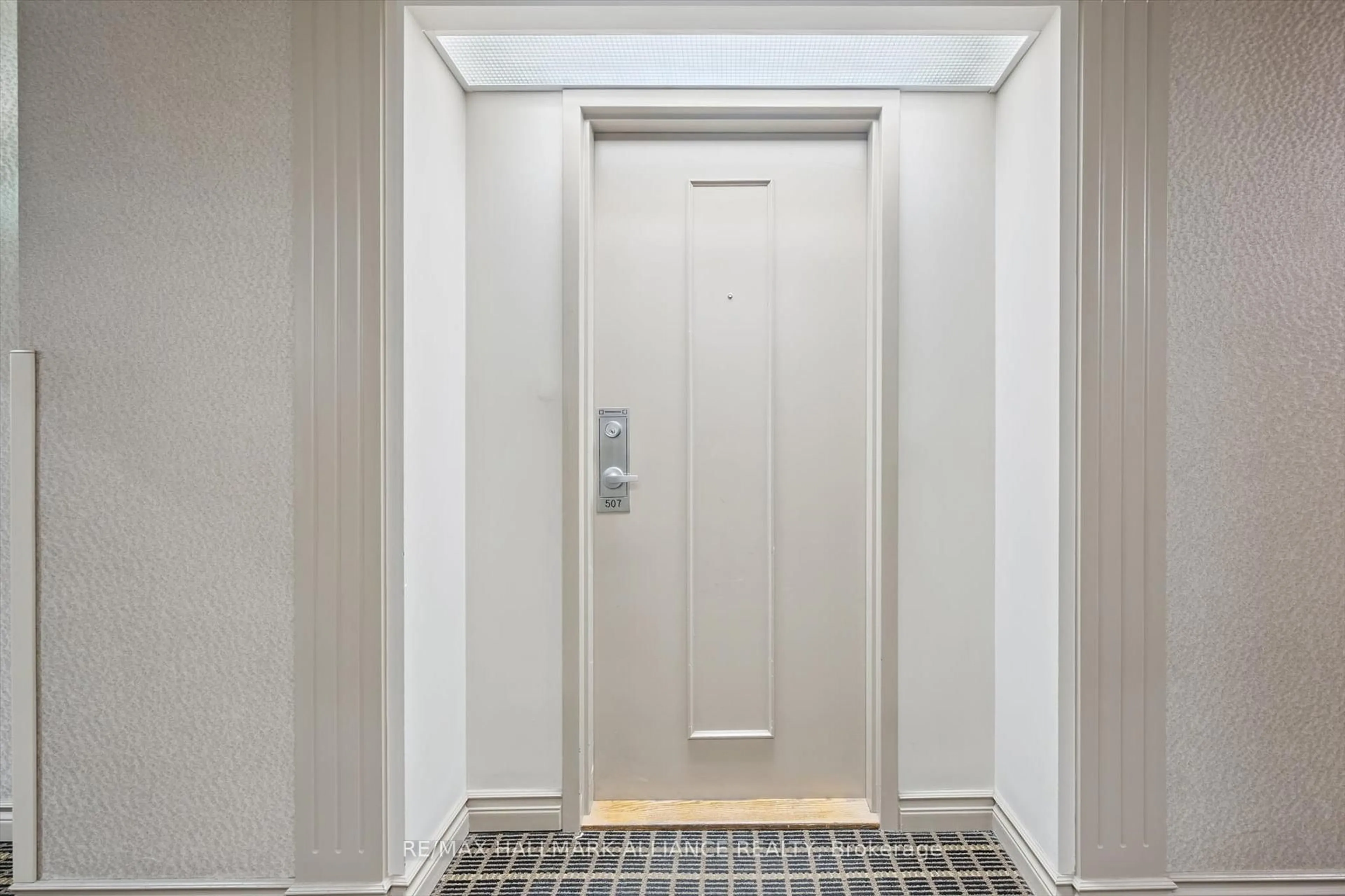 Indoor foyer for 135 Hillcrest Ave #507, Mississauga Ontario L5B 4B1