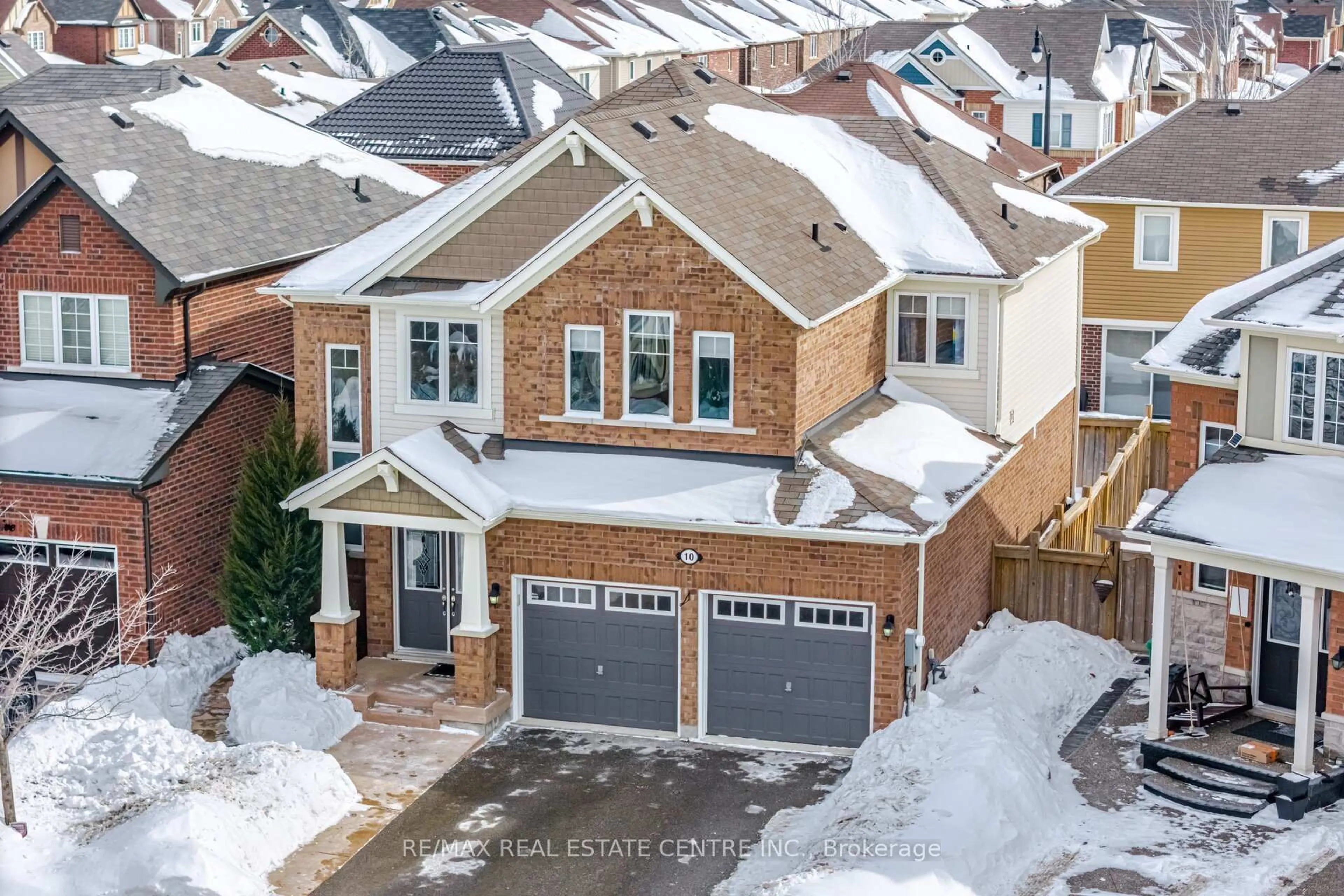 A pic from outside/outdoor area/front of a property/back of a property/a pic from drone, street for 10 Aldersgate Dr, Brampton Ontario K8P 5J6