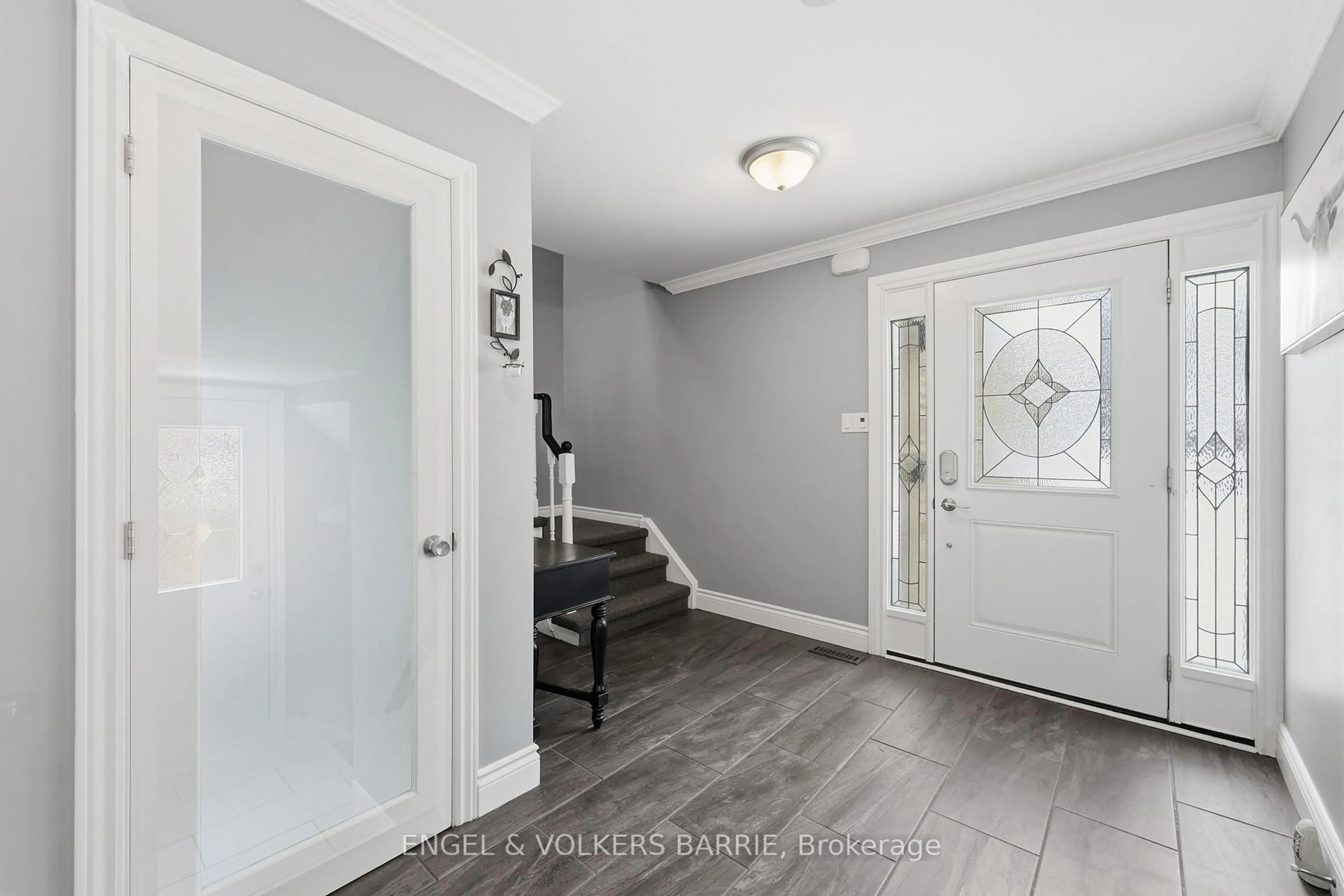 Indoor entryway for 3056 Silverthorn Dr, Oakville Ontario L6L 5N7