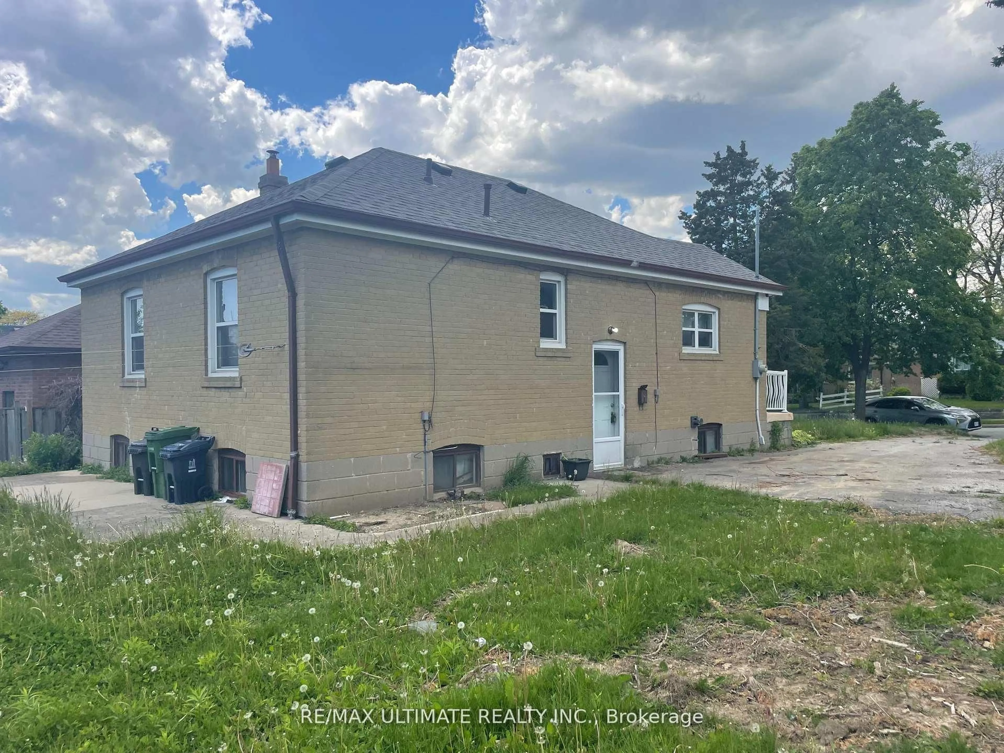 A pic from outside/outdoor area/front of a property/back of a property/a pic from drone, building for 11 Flamingo Cres, Toronto Ontario M6M 4E9