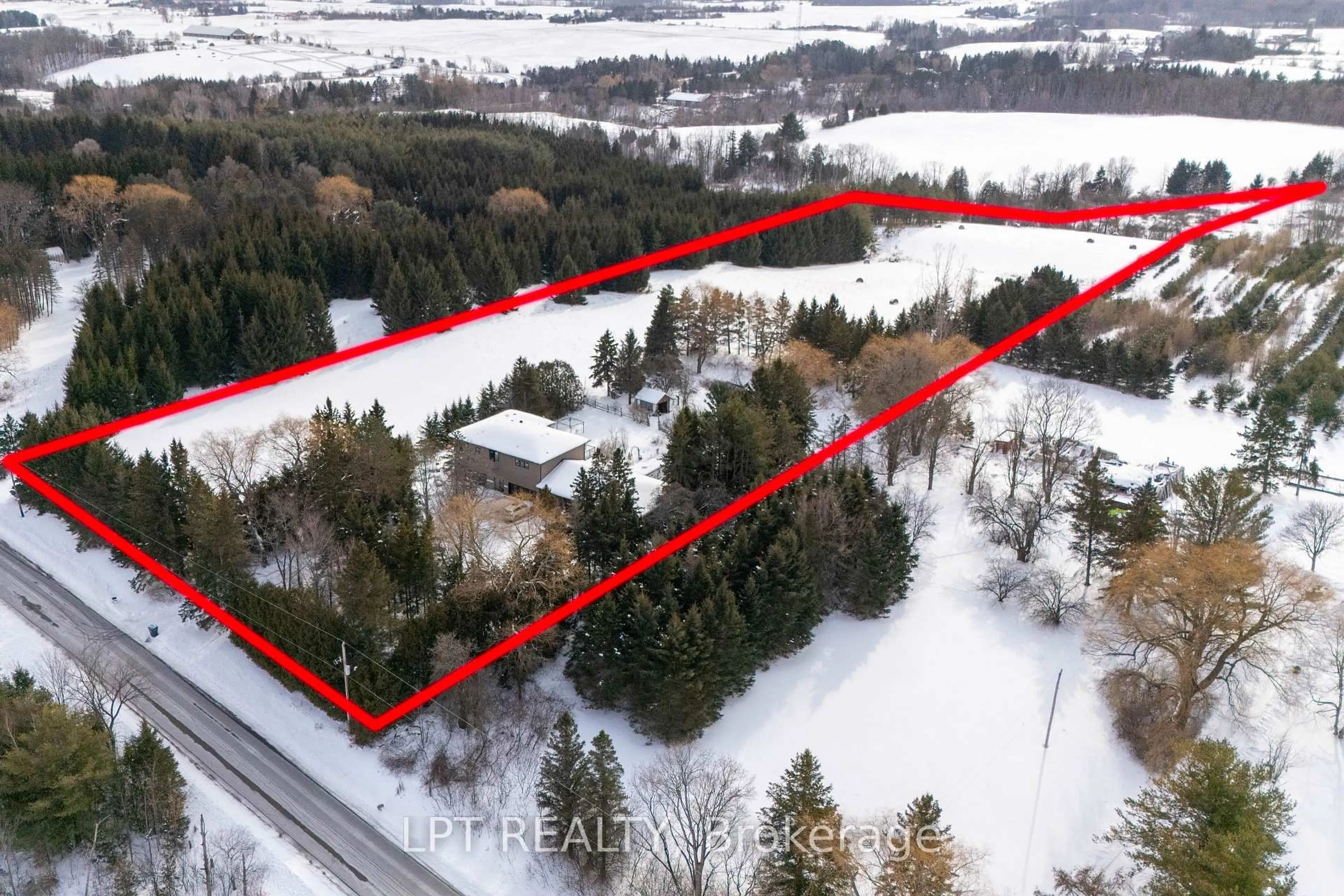 A pic from outside/outdoor area/front of a property/back of a property/a pic from drone, building for 15142 Mount Pleasant Rd, Caledon Ontario L7E 3M4