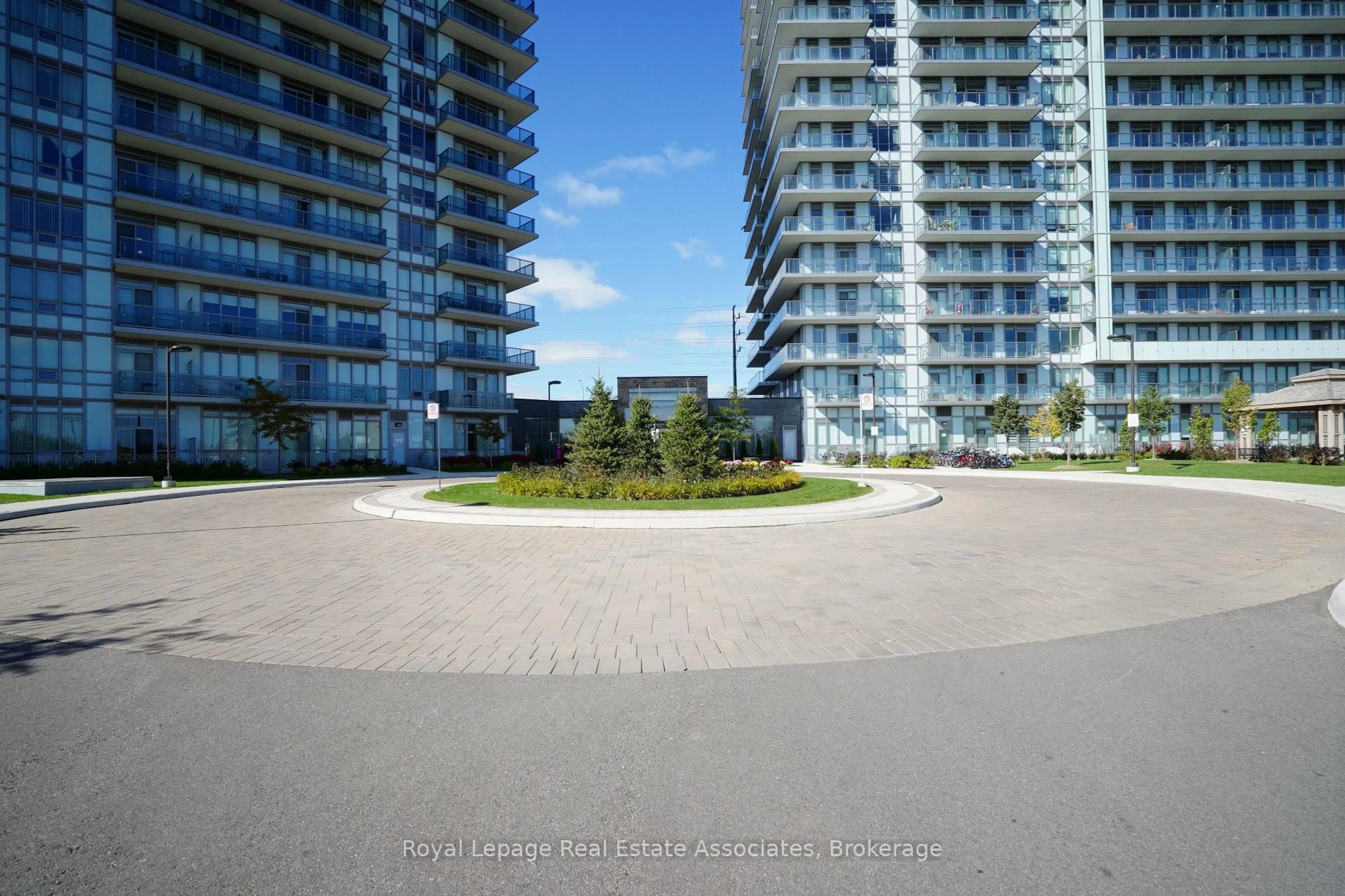 Patio, water/lake/river/ocean view for 4633 Glen Erin Dr #407, Mississauga Ontario L5M 0Y6