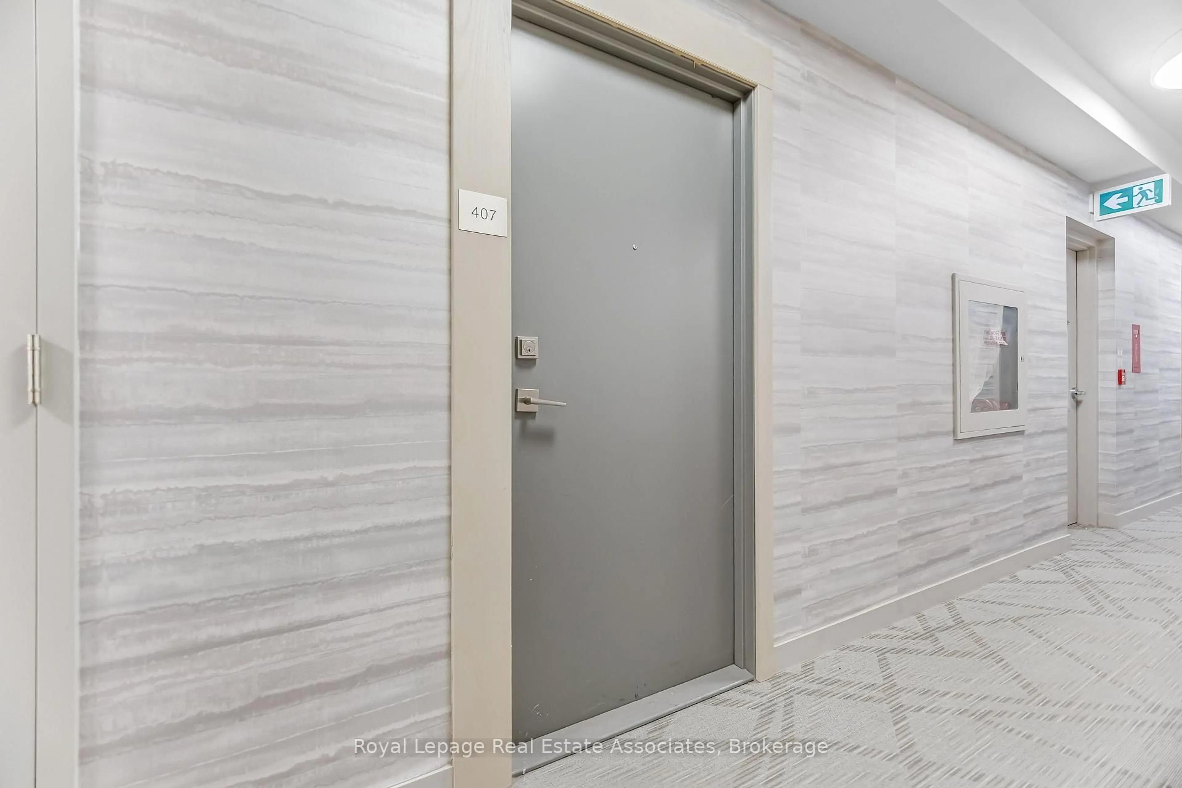 Indoor foyer for 4633 Glen Erin Dr #407, Mississauga Ontario L5M 0Y6