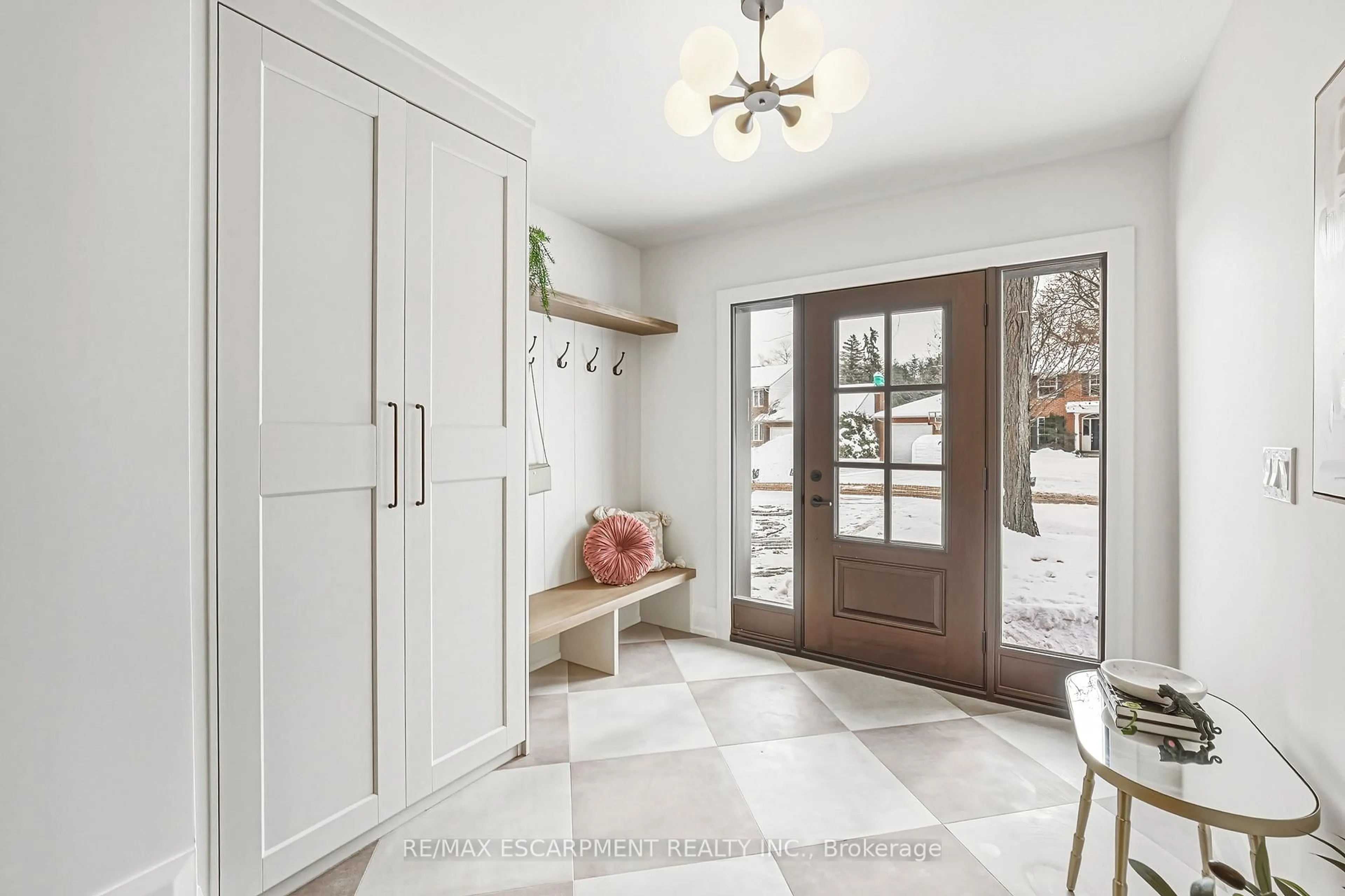 Indoor entryway for 251 Glen Afton Dr, Burlington Ontario L7L 1G8