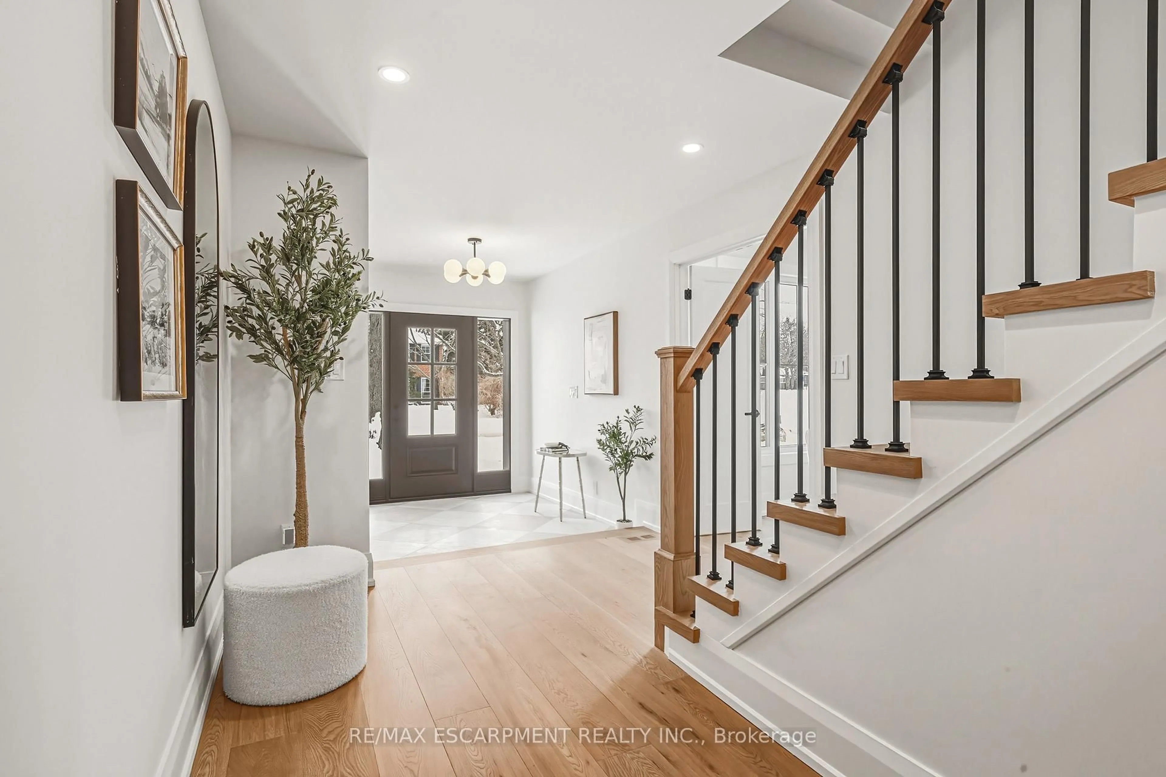 Indoor entryway for 251 Glen Afton Dr, Burlington Ontario L7L 1G8
