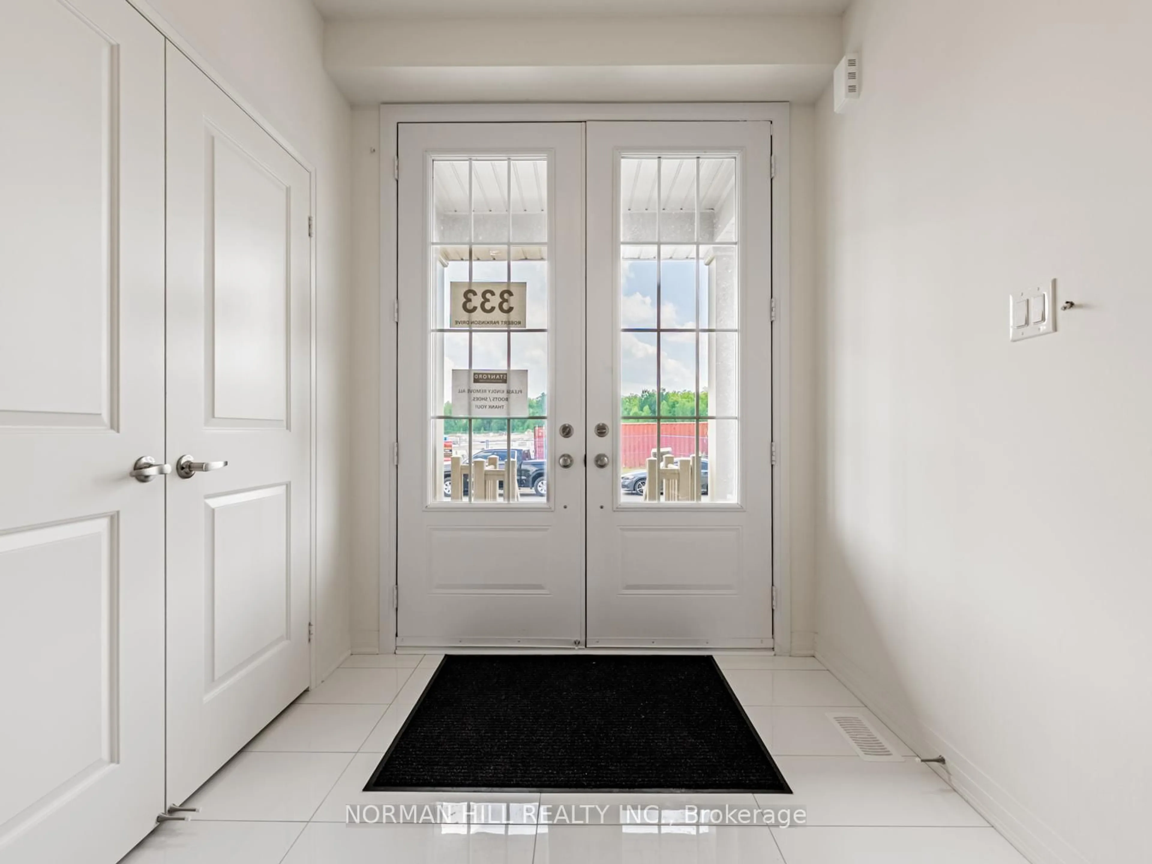 Indoor entryway for 333 Robert Parkinson Dr, Brampton Ontario L7A 4W5
