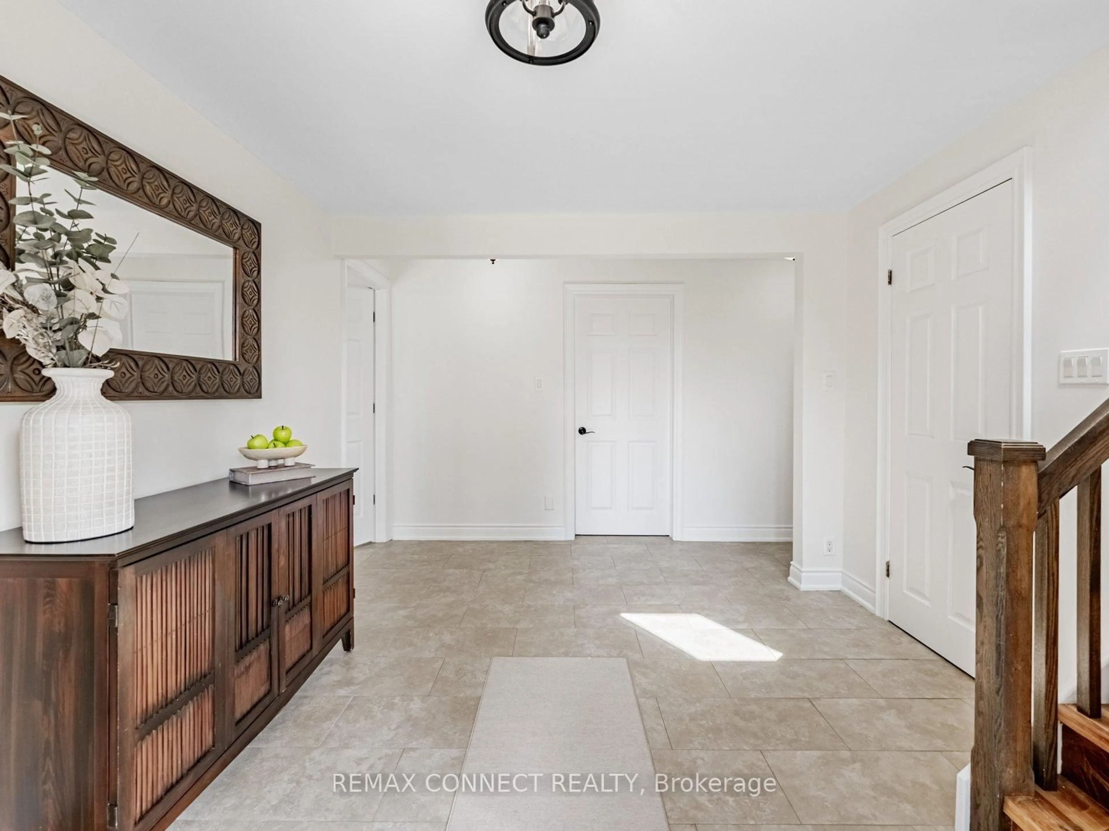 Indoor entryway for 11215 Amos Dr, Milton Ontario L0P 1B0