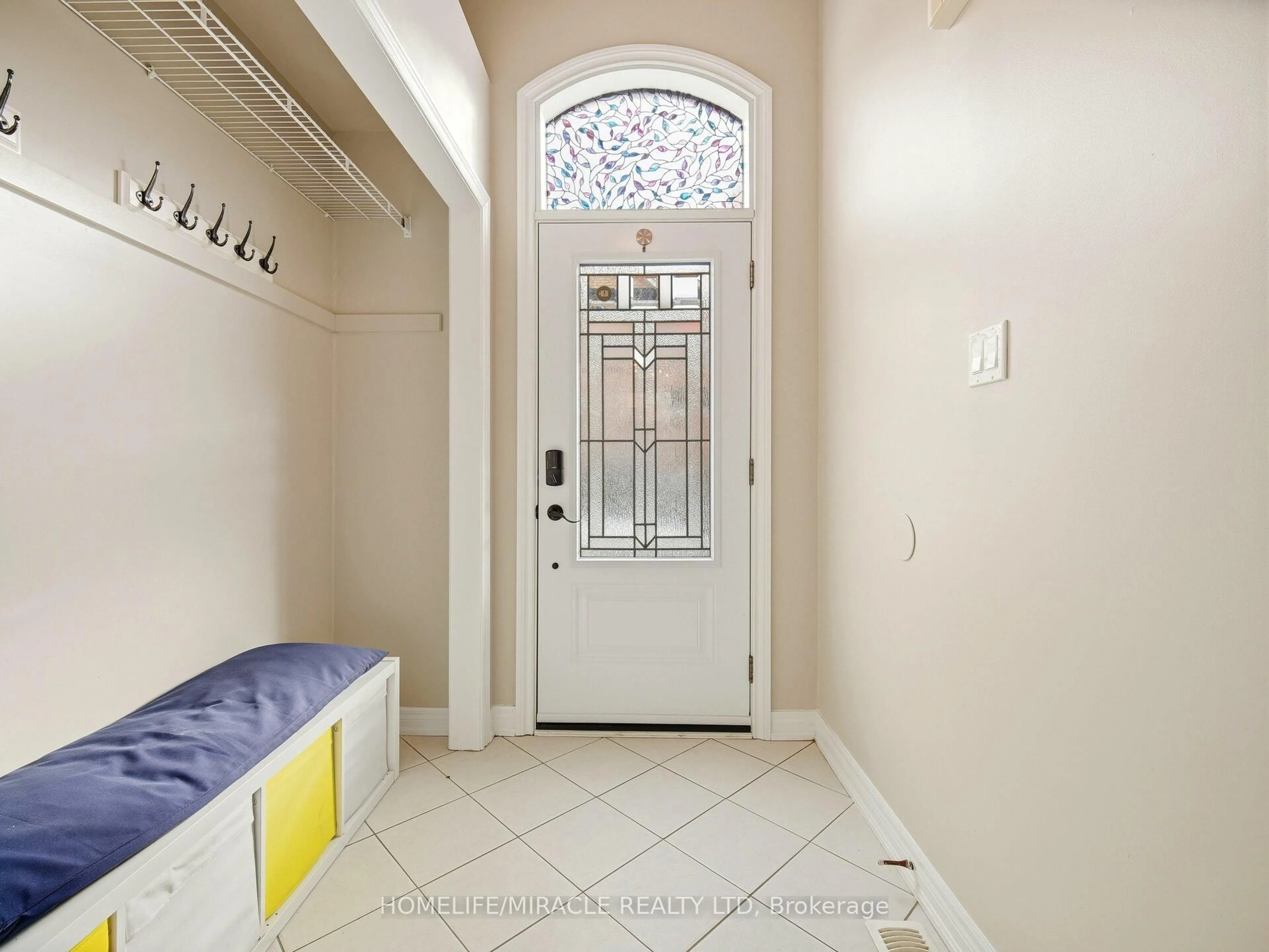 Indoor entryway for 3 Purple Finch Crt, Brampton Ontario L6X 5A3