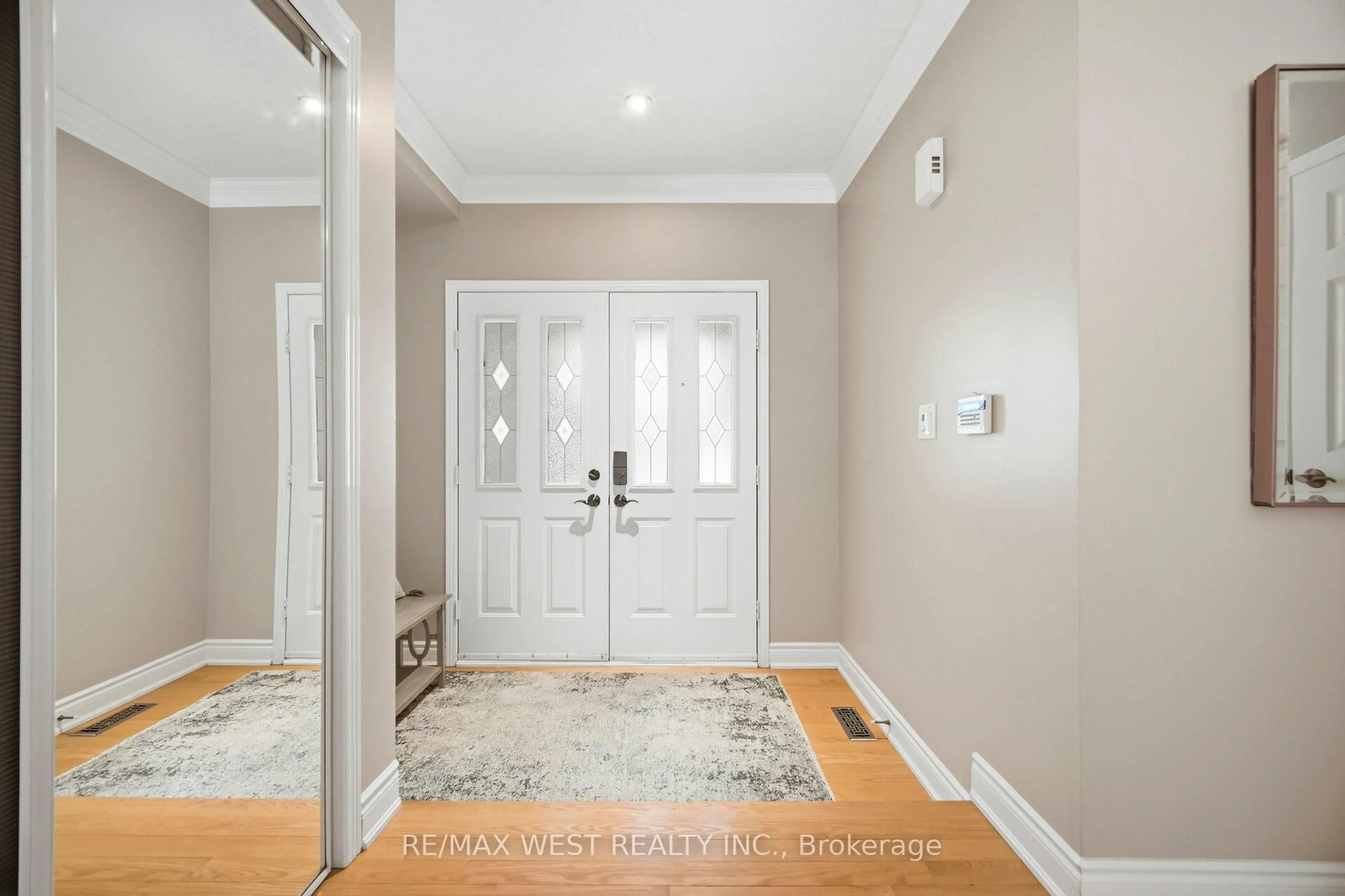 Indoor entryway for 2095 Westmount Dr, Oakville Ontario L6M 3P3