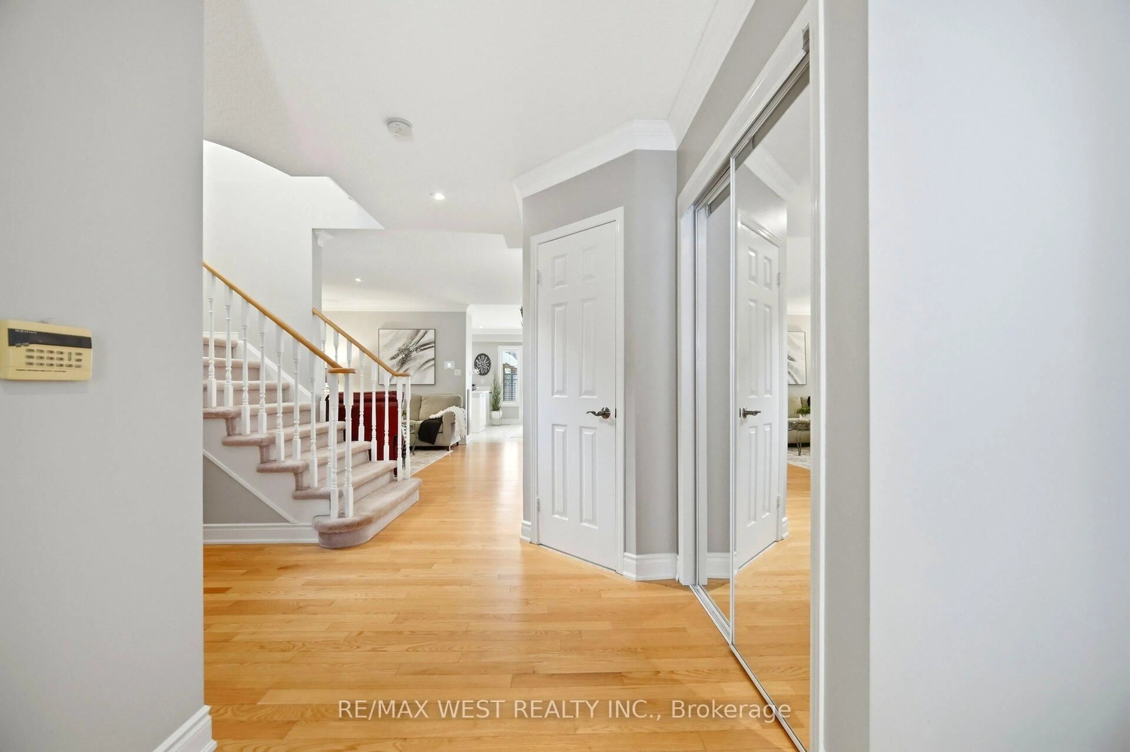 Indoor entryway for 2095 Westmount Dr, Oakville Ontario L6M 3P3
