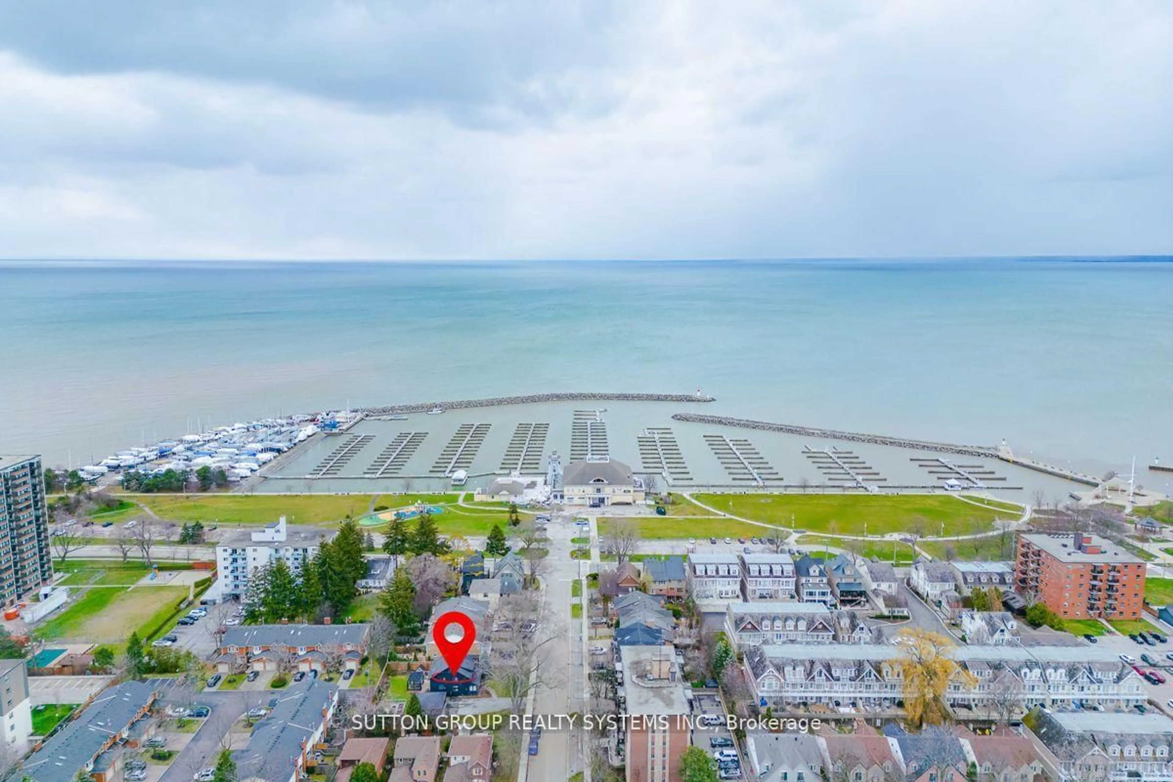 A pic from outside/outdoor area/front of a property/back of a property/a pic from drone, water/lake/river/ocean view for 47 Nelson St, Oakville Ontario L6L 3H5