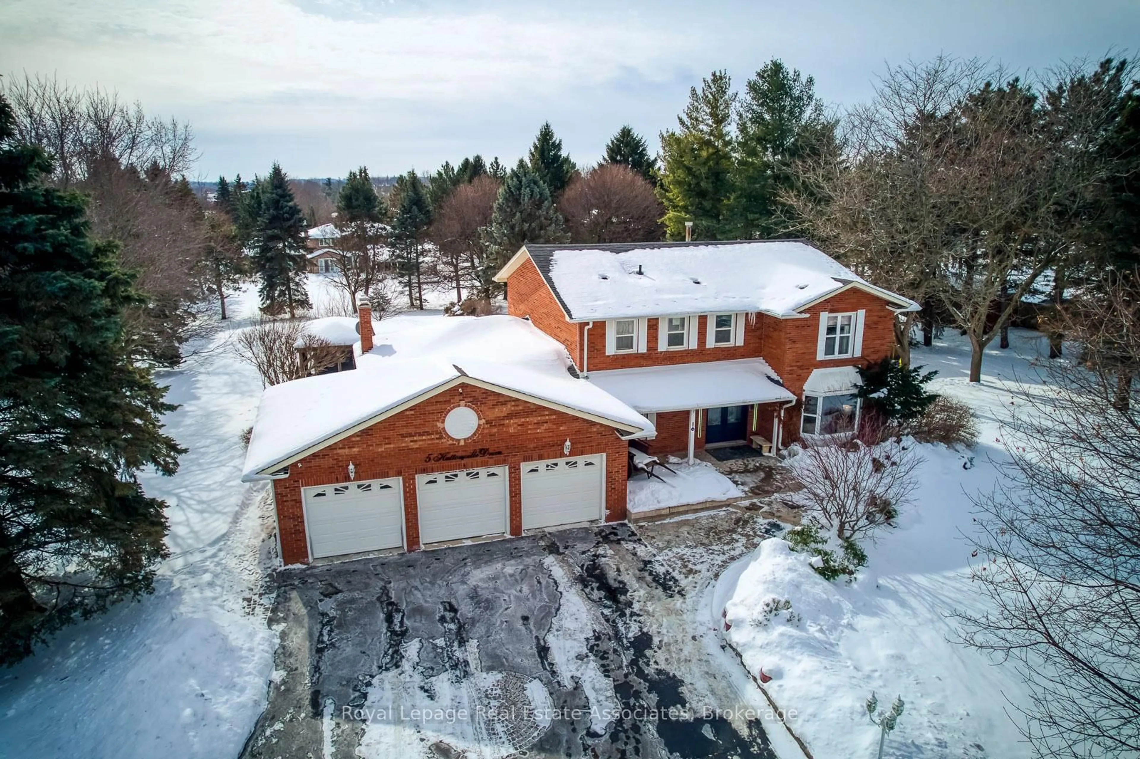 A pic from outside/outdoor area/front of a property/back of a property/a pic from drone, street for 5 Huttonville Dr, Brampton Ontario L6X 0C2