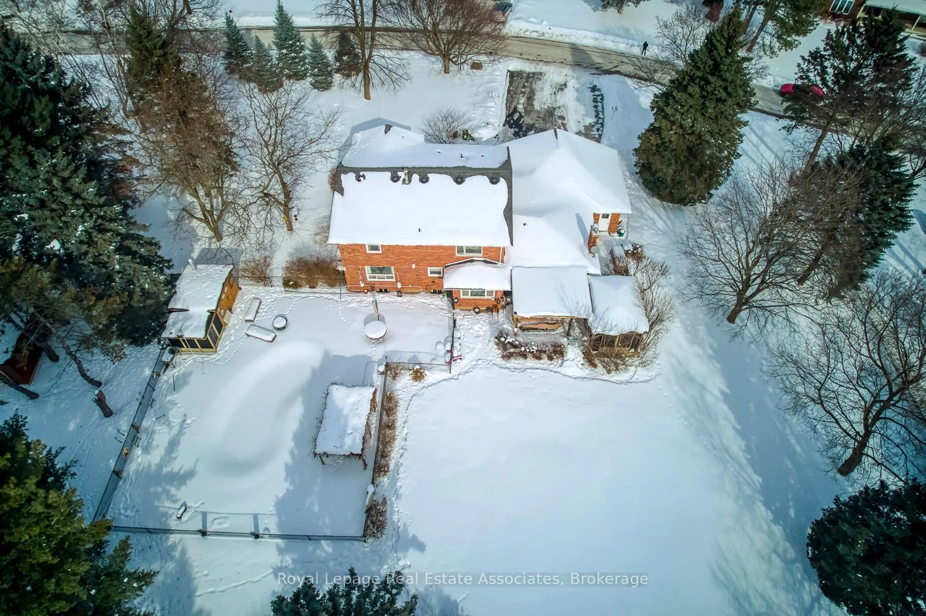 A pic from outside/outdoor area/front of a property/back of a property/a pic from drone, street for 5 Huttonville Dr, Brampton Ontario L6X 0C2