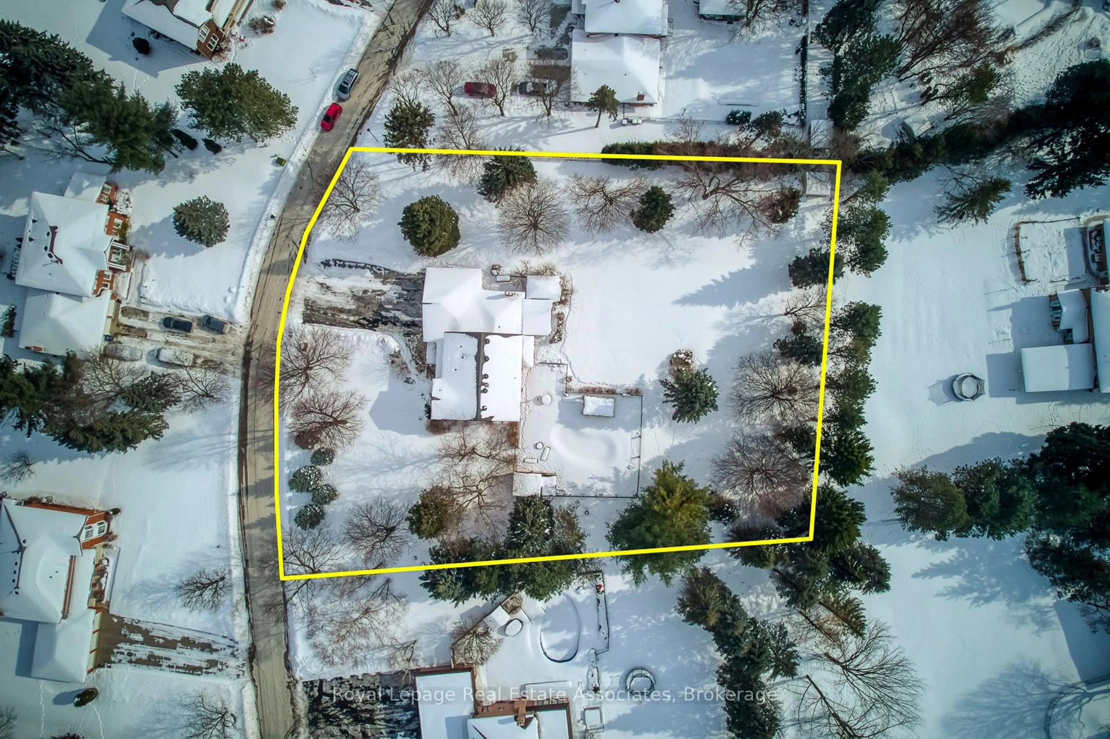 A pic from outside/outdoor area/front of a property/back of a property/a pic from drone, street for 5 Huttonville Dr, Brampton Ontario L6X 0C2